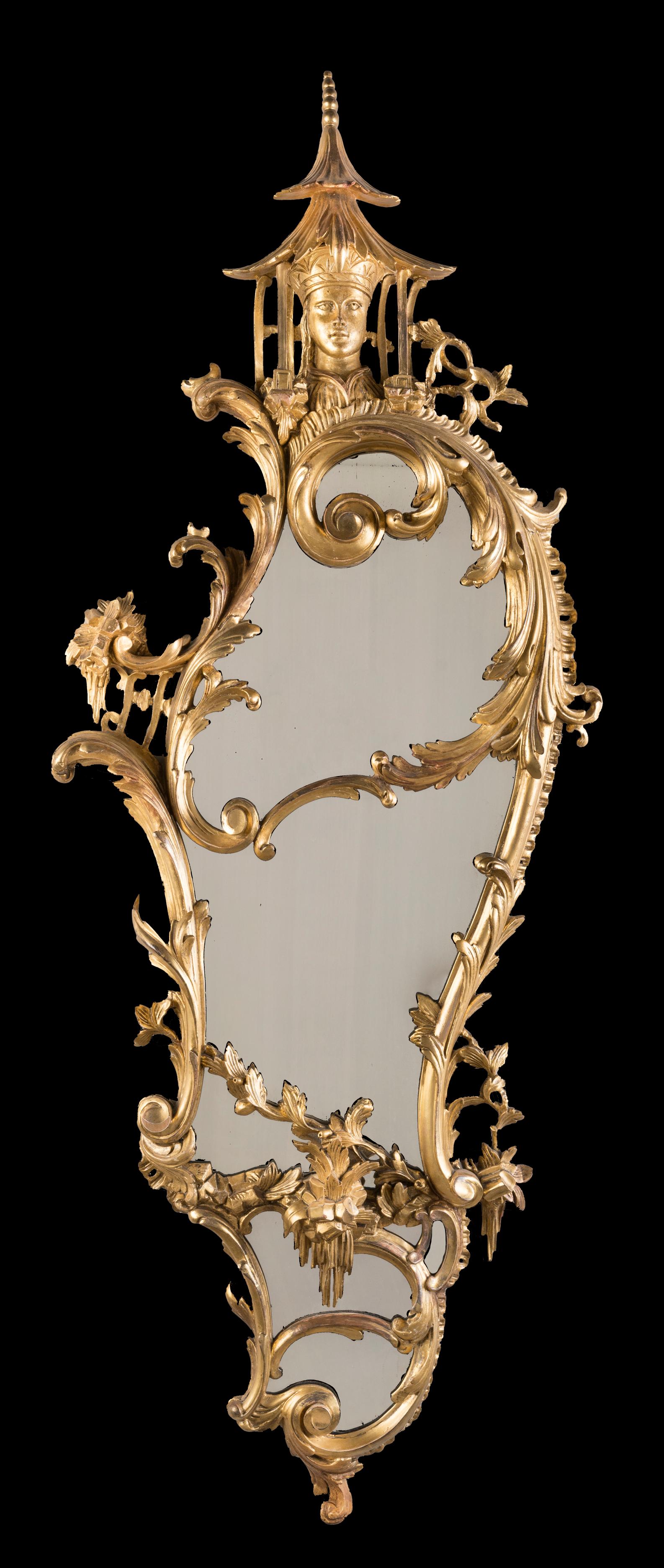 Legno dorato Coppia di specchi in legno dorato intagliato del XIX secolo in stile Chippendale cinese in vendita