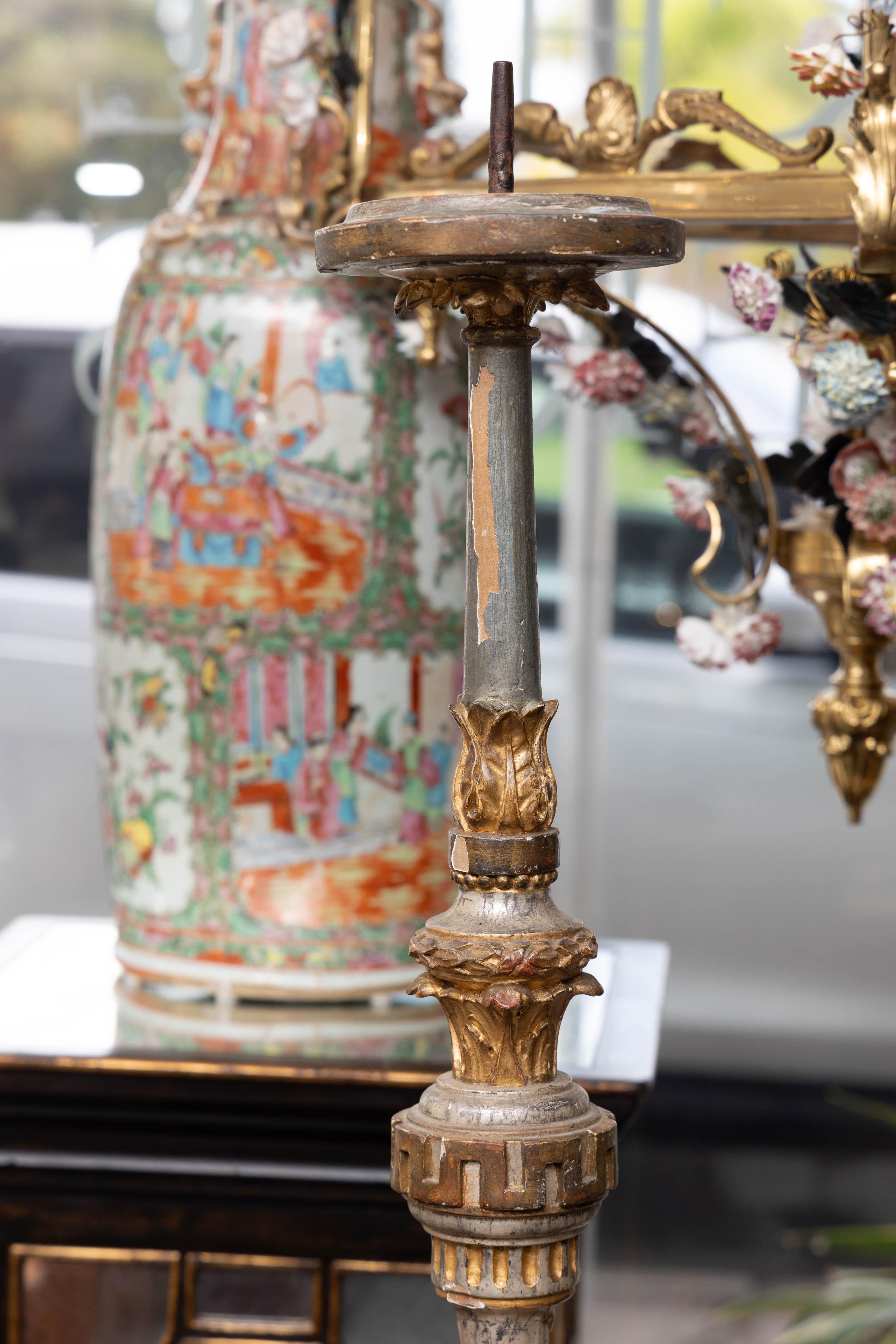 19. Jahrhundert Paar geschnitzte, bemalte und vergoldete Altarsticks (Holzarbeit) im Angebot