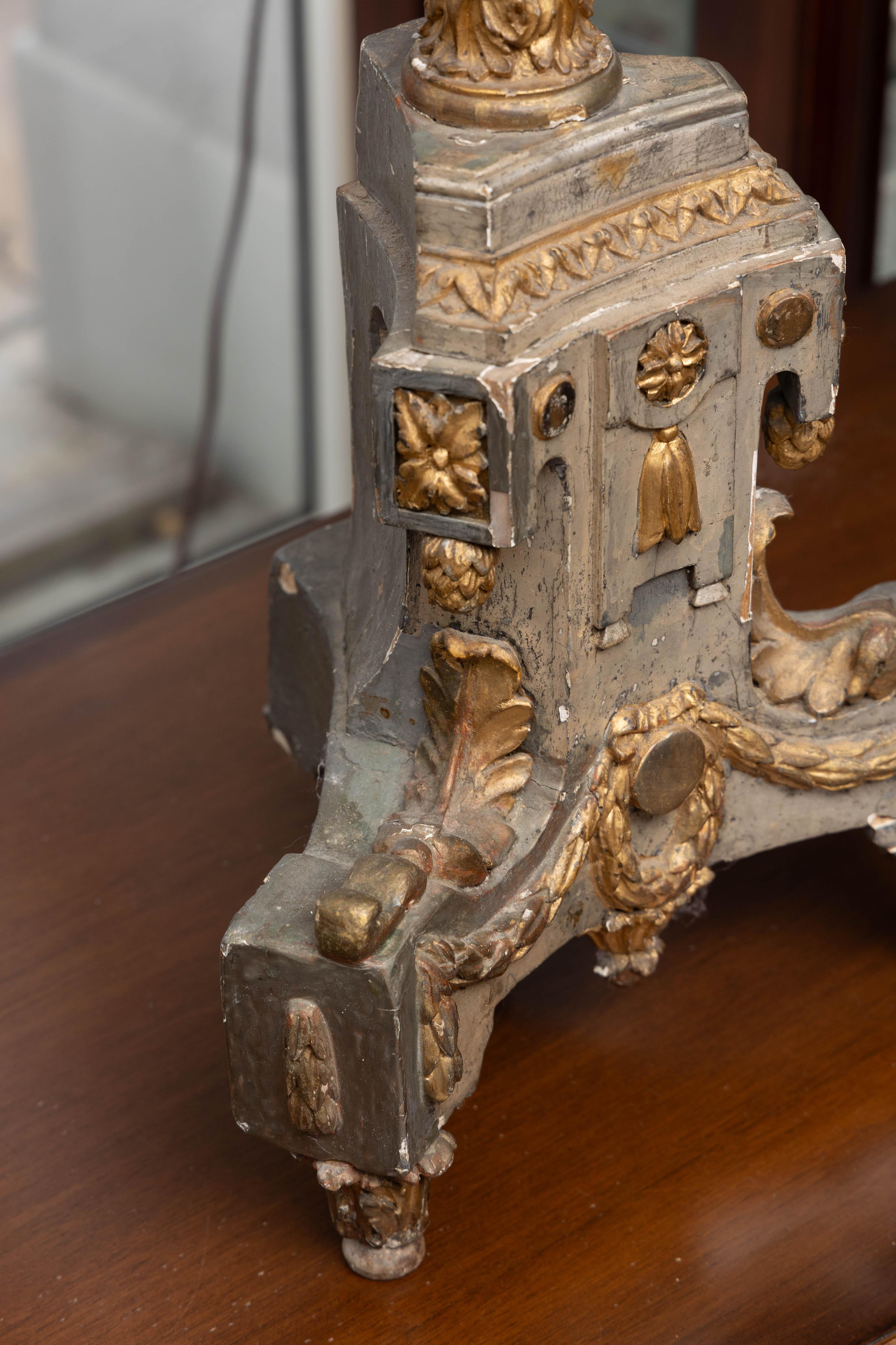 Sculpté à la main Paire de bâtons d'autel peints et dorés du XIXe siècle en vente