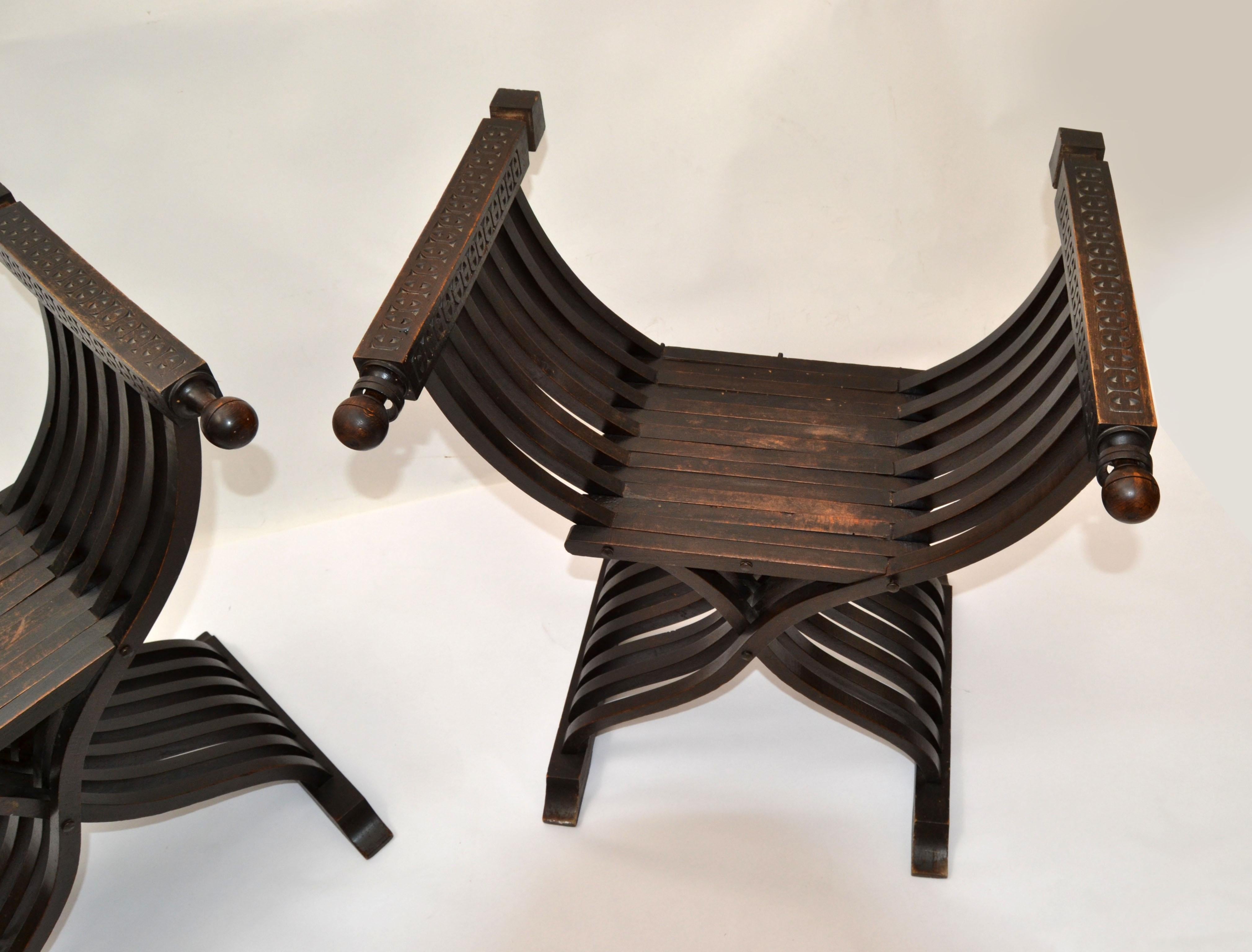 19th Century Pair of Carved Walnut Folding Scissors Savonarola Armchair, Settees In Fair Condition In Miami, FL