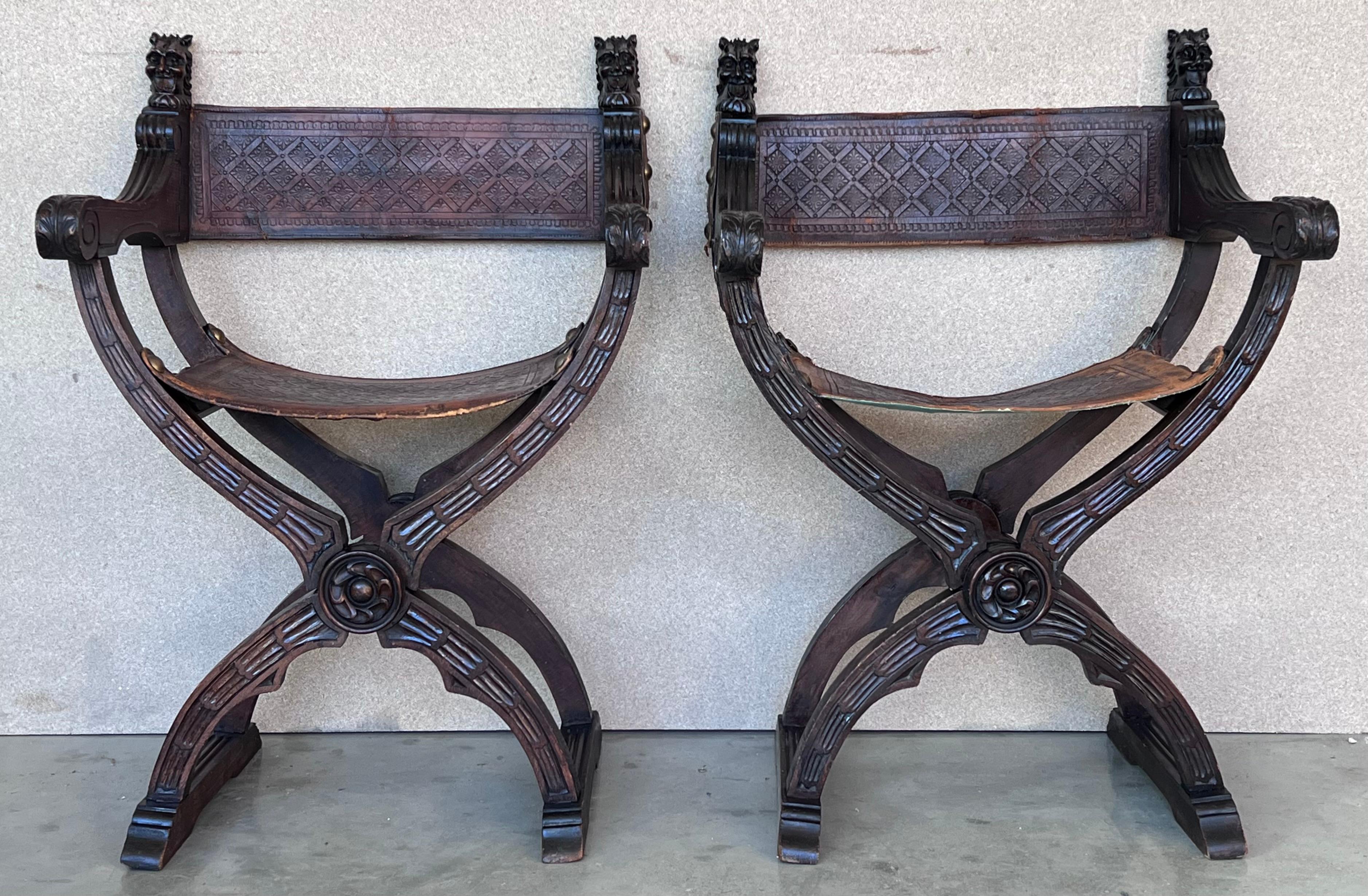 19th century carved walnut folding scissors Savonarola bench or settee featuring a carved shields in the back leather.

Typical of the Italian Renaissance with carved Florentine structure .
This pair created in the 19th century, most likely