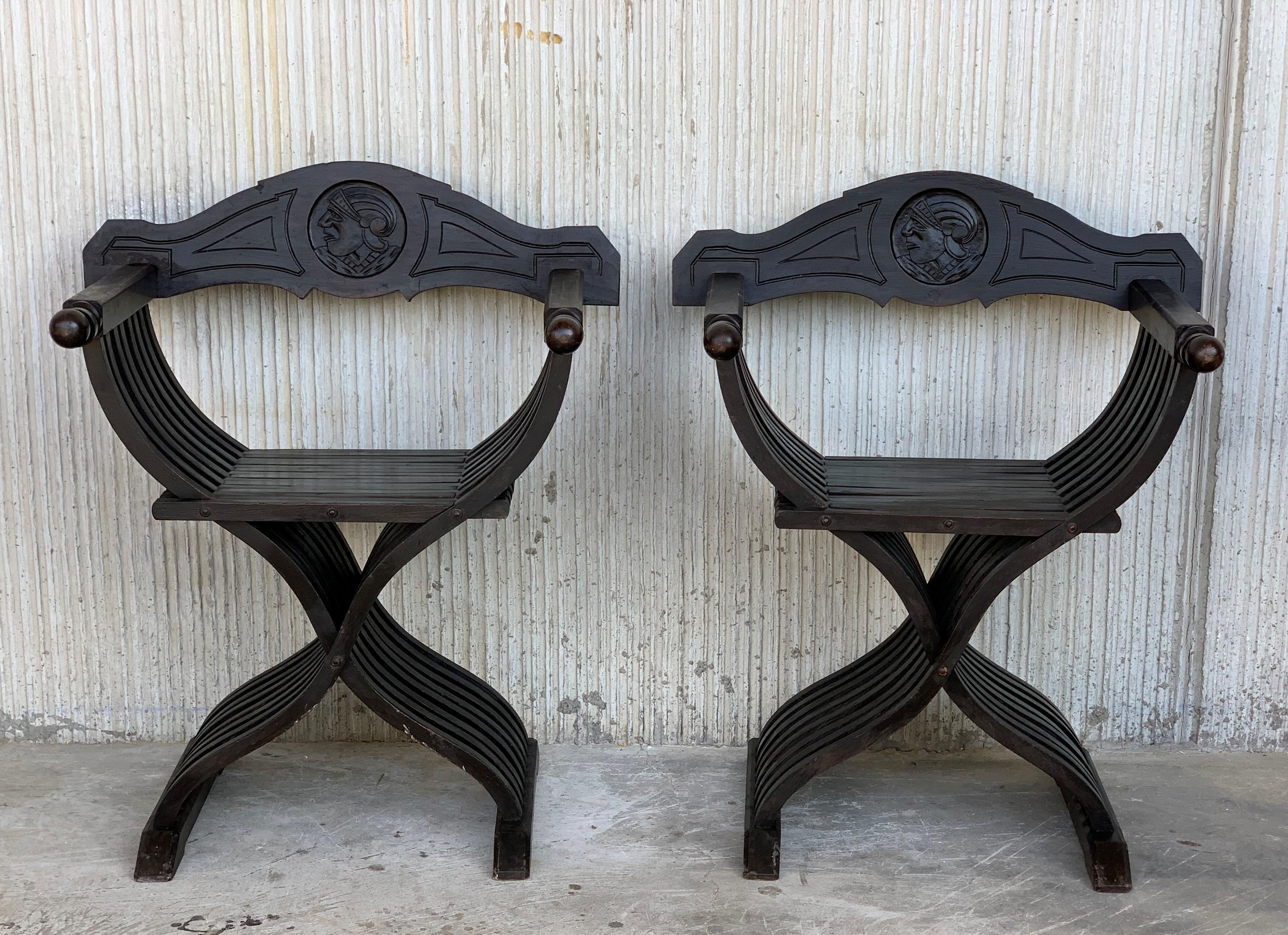 19th Century Pair of Carved Walnut Folding Scissors Savonarola Bench or Settle In Good Condition For Sale In Miami, FL