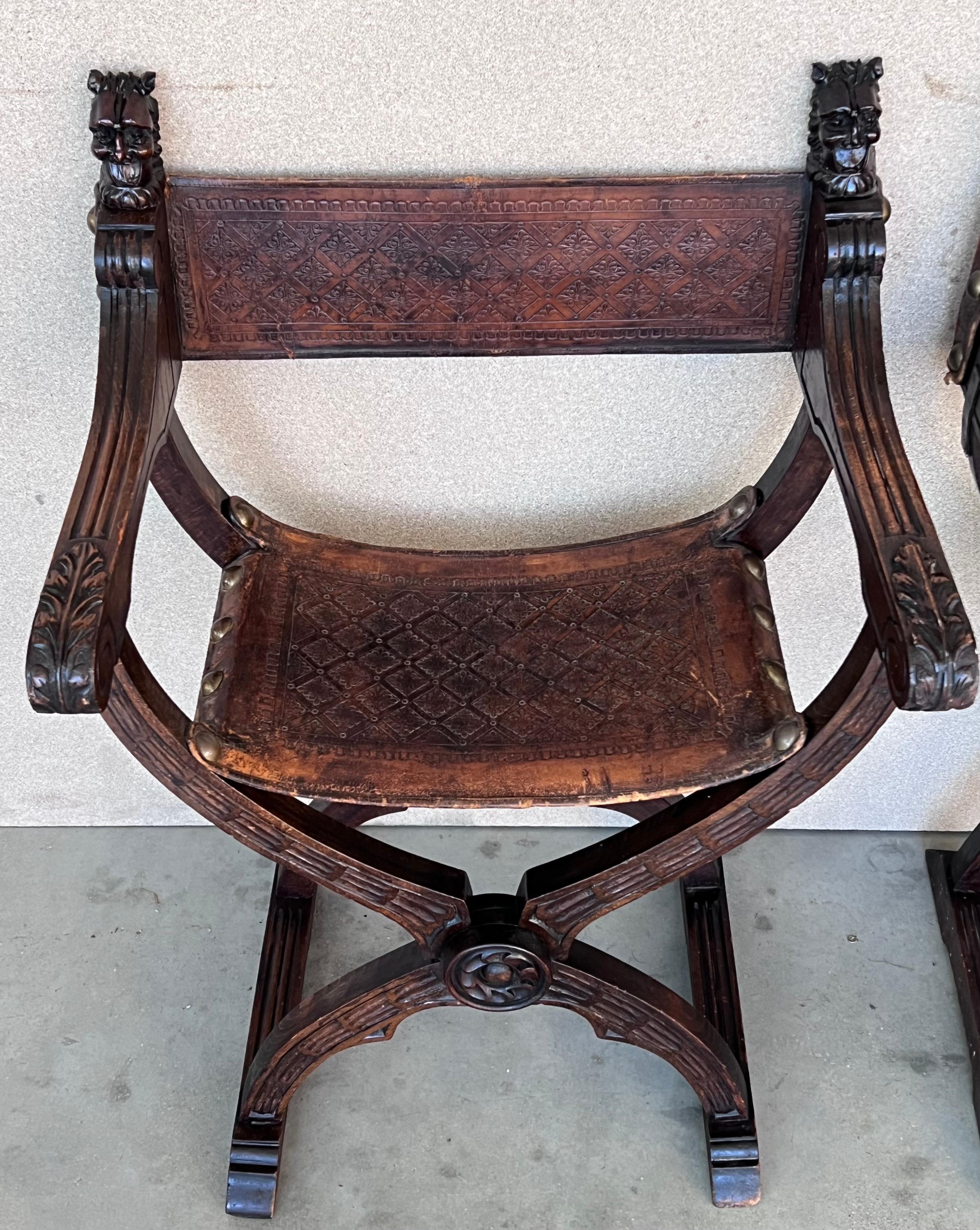 19ème siècle Paire de ciseaux pliants en noyer sculpté Banc ou Tabouret Savonarola Bon état - En vente à Miami, FL