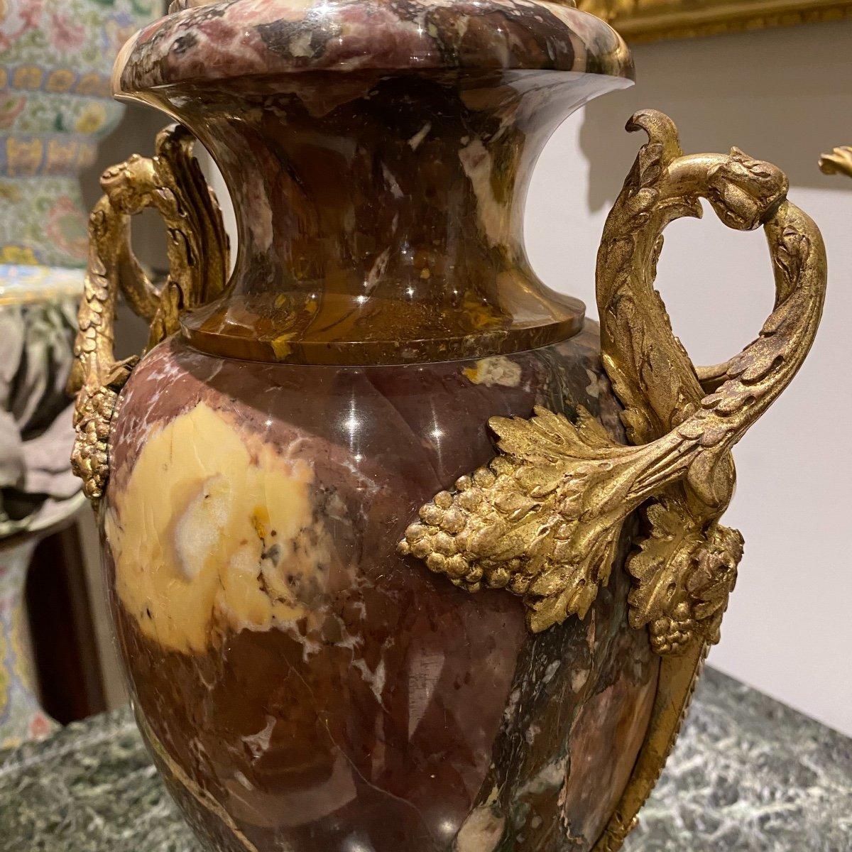 Paar Cassolettes aus Marmor und vergoldeter Bronze aus dem 19. Jahrhundert  im Zustand „Gut“ im Angebot in NICE, FR
