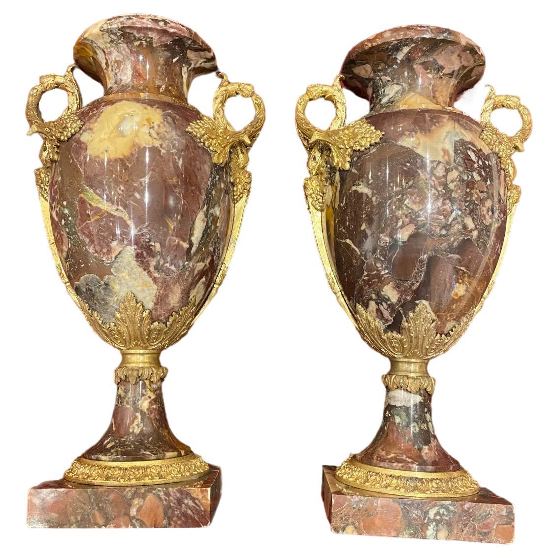 Paar Cassolettes aus Marmor und vergoldeter Bronze aus dem 19. Jahrhundert  im Angebot