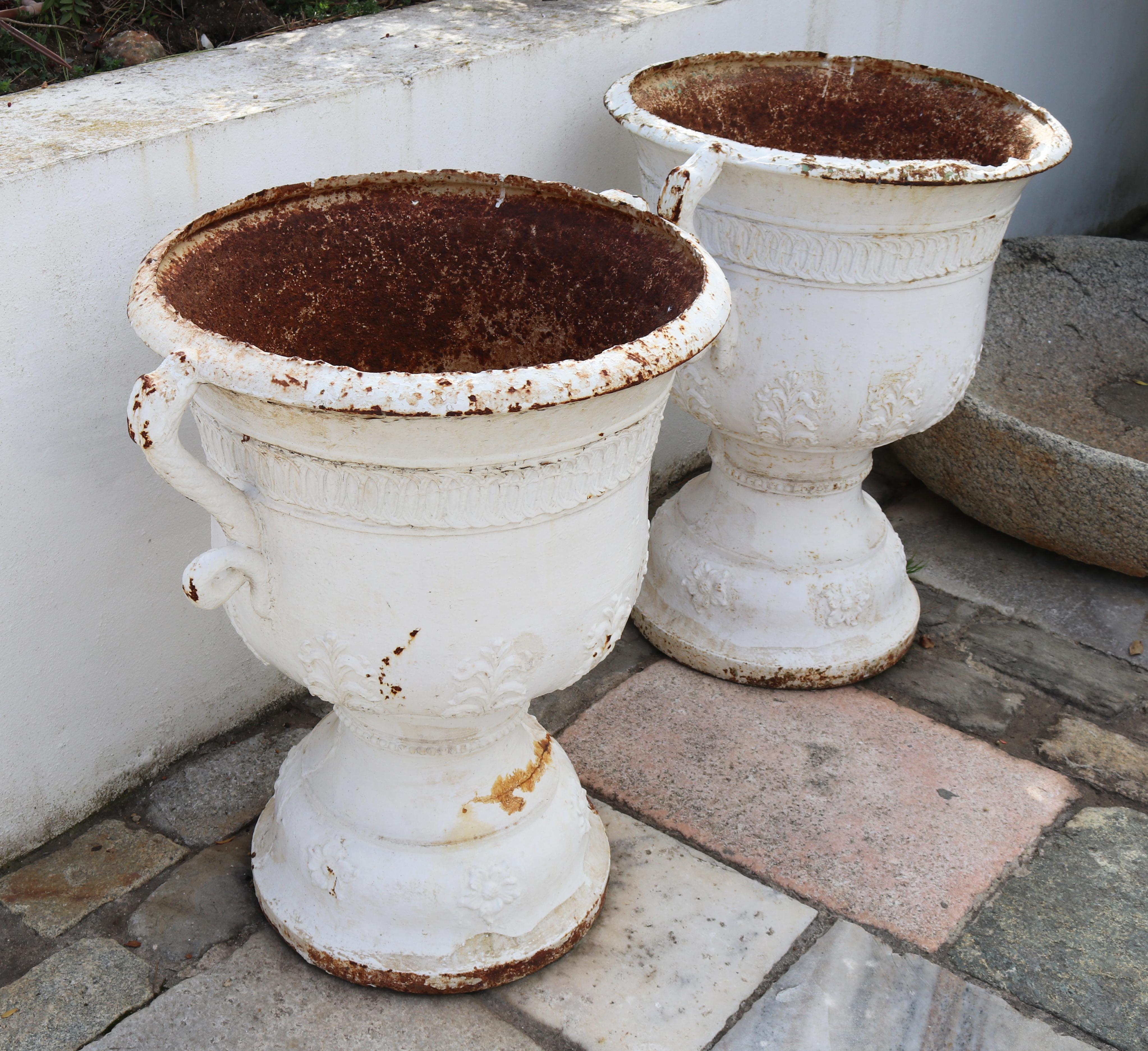 Français Paire d'urnes de jardin françaises en fonte du 19ème siècle avec poignées en forme de dragon en vente