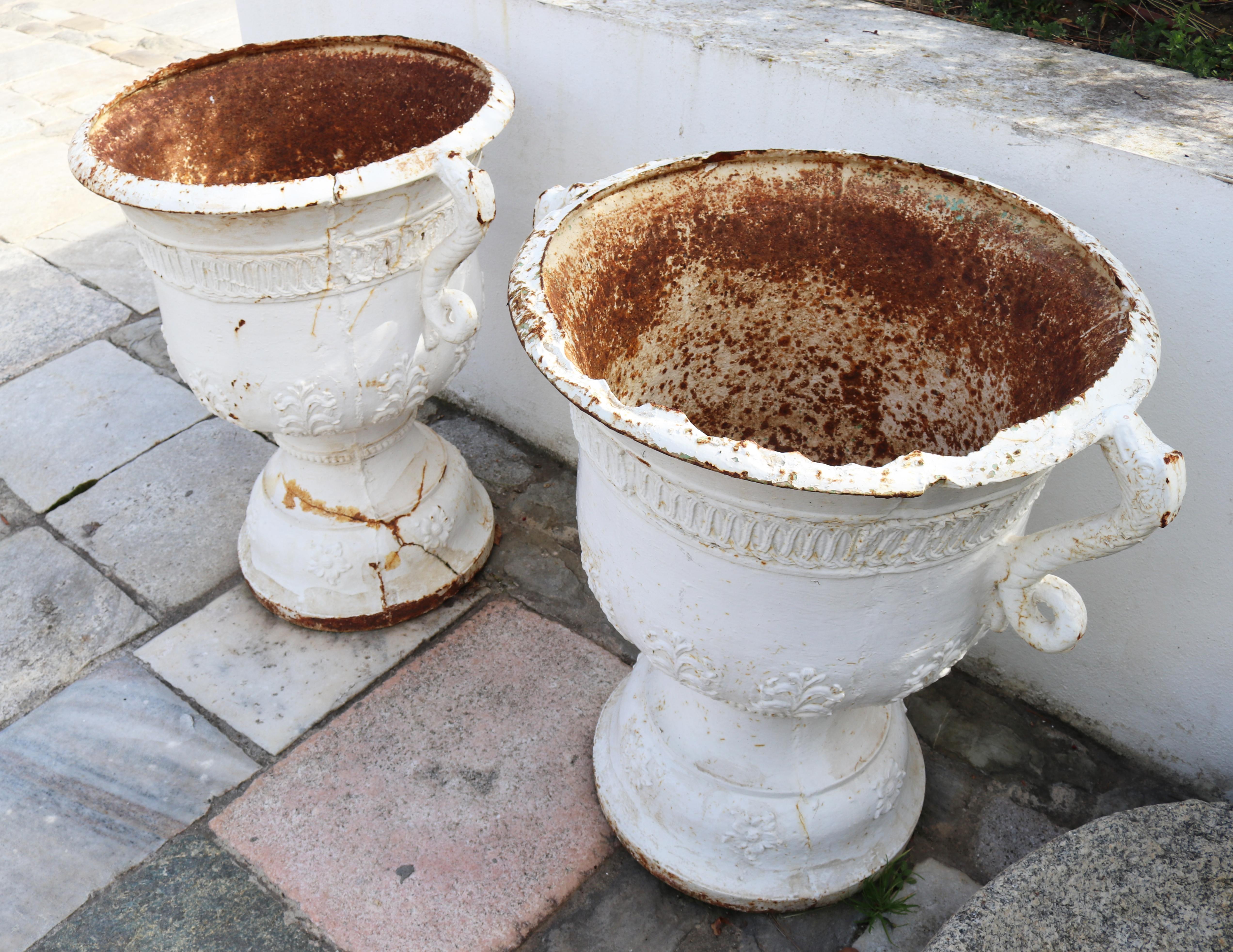 Paire d'urnes de jardin françaises en fonte du 19ème siècle avec poignées en forme de dragon État moyen - En vente à Marbella, ES