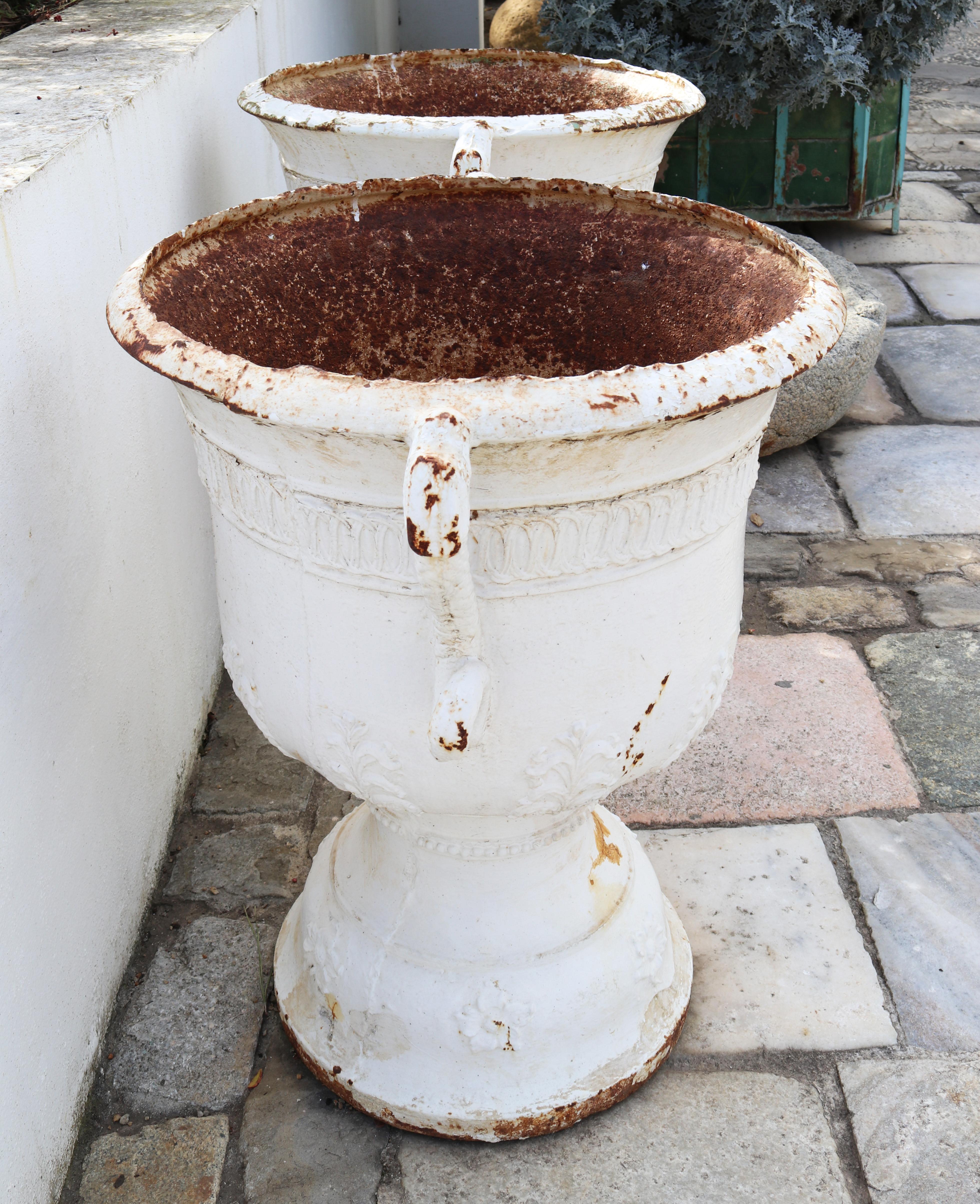 Paire d'urnes de jardin françaises en fonte du 19ème siècle avec poignées en forme de dragon en vente 1