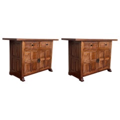 Siglo XIX Pareja de Credenza o Buffet Toscano de Dos Cajones de Roble Tallado Catalán