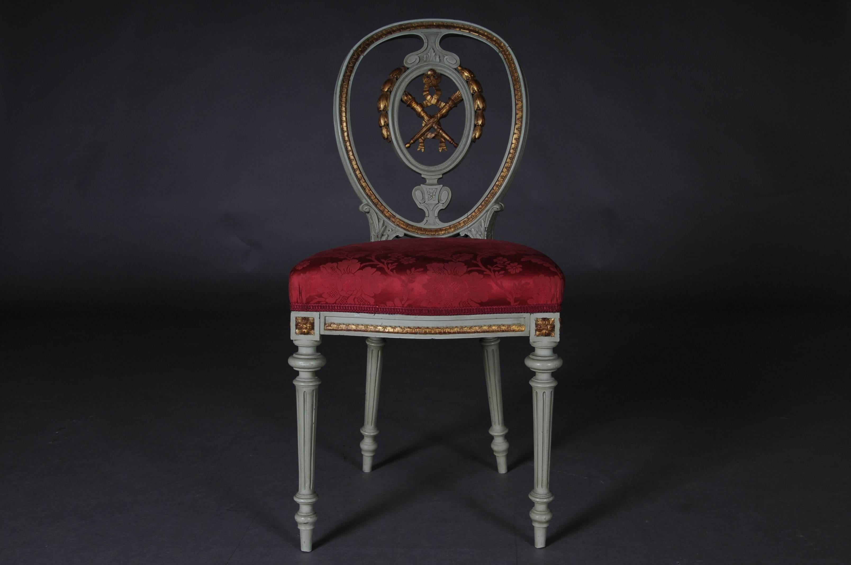 Solid wood, colored and gilded. Cambered and carved frame on carved, tapering legs. Oval backrest frame with rich carving which is partially gilded. The seating area has a Classic, Classic upholstery.


(C-131).