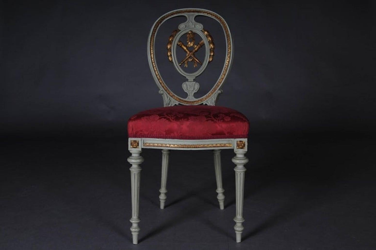 Legno massiccio, colorato e dorato. Cornice bombata e intagliata su gambe affusolate e intagliate. Struttura ovale dello schienale con un ricco intaglio parzialmente dorato. L'area dei sedili ha una tappezzeria classica e classica.
