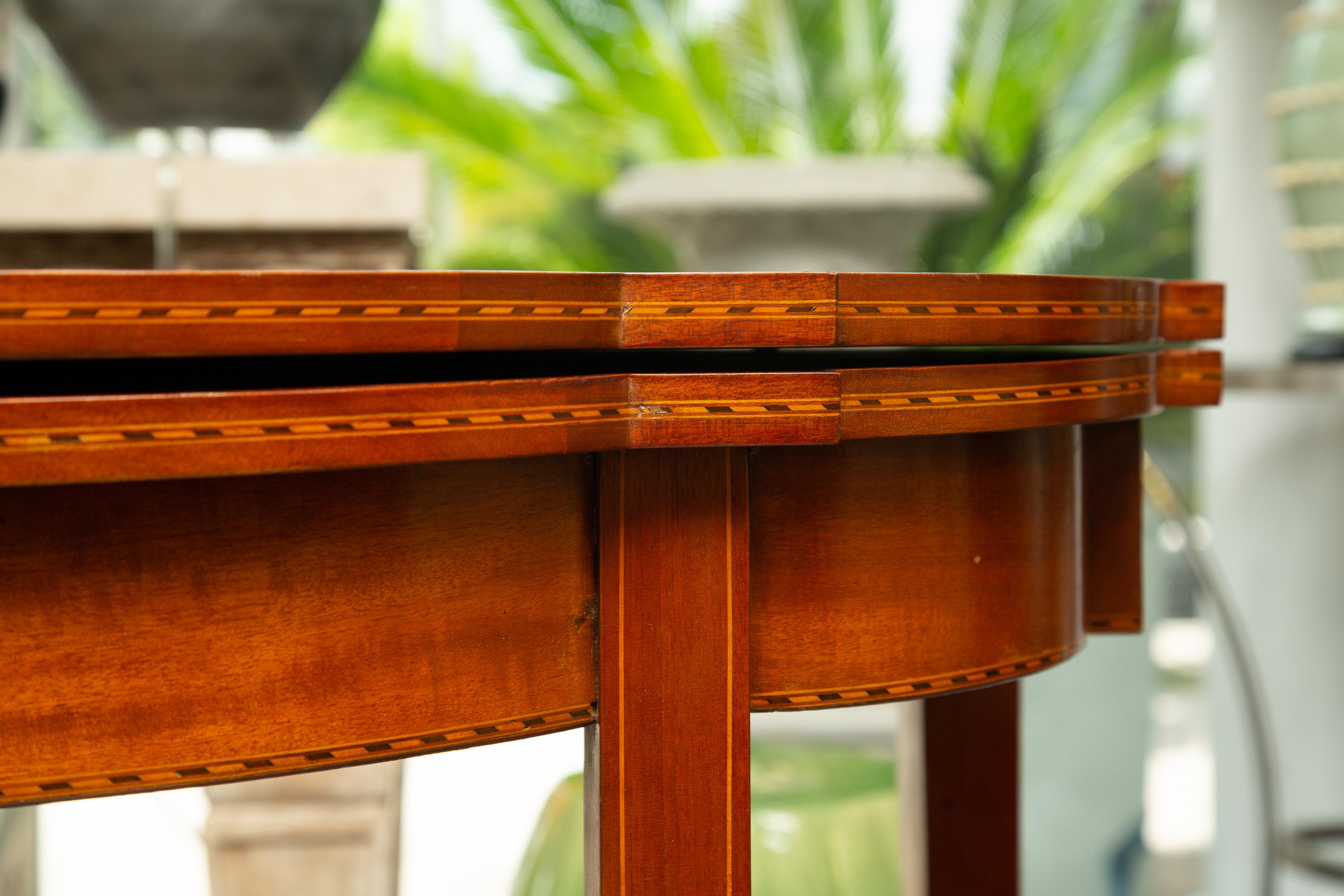 Dies ist ein Kirsche Holz Spieltisch. 
Die Platte hat eine Satinholzeinlage über einem Intarsienfries und steht auf geraden, konischen Beinen, Ende 19.
