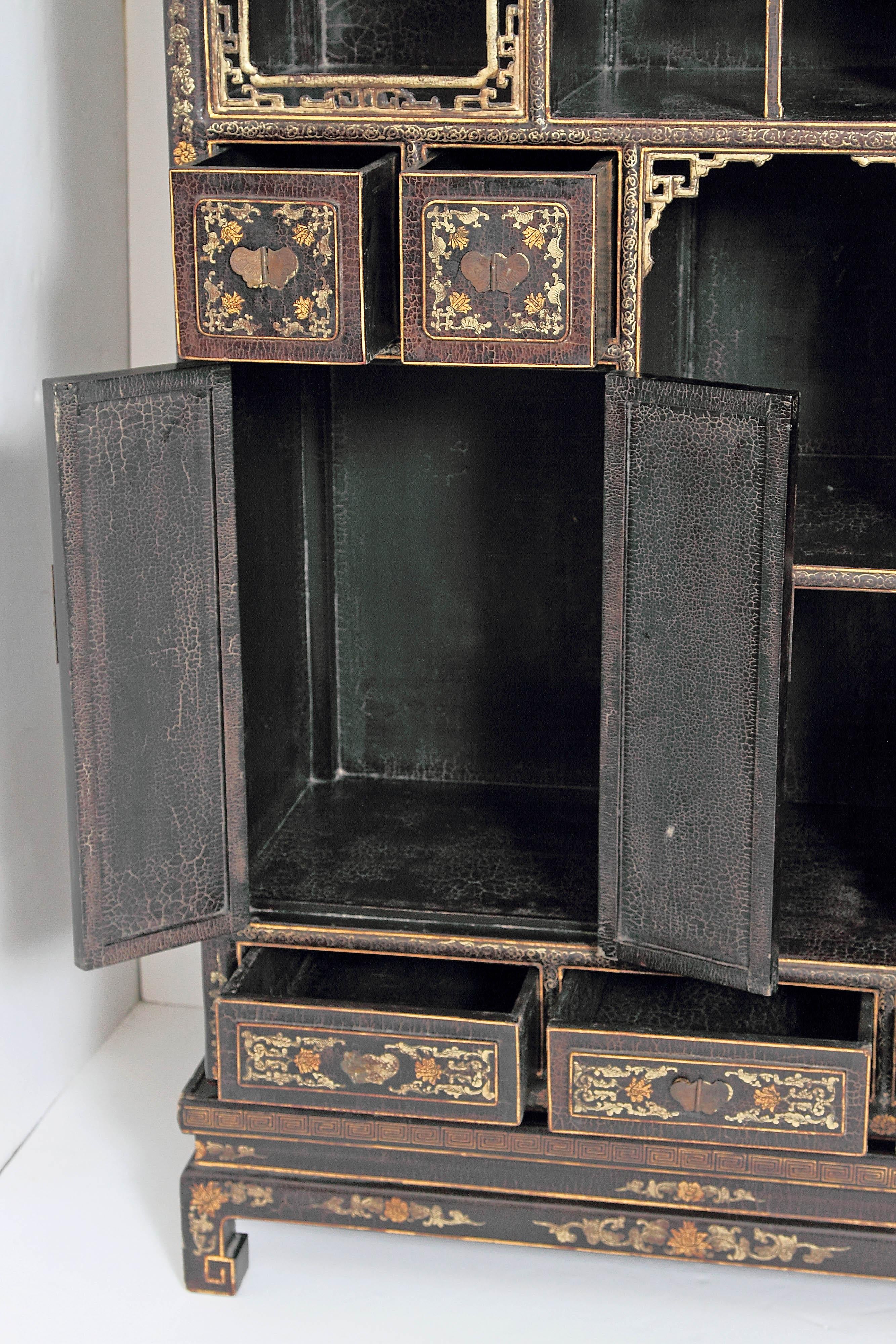 Pair of Chinese Black Lacquer Display Cabinets (20. Jahrhundert)