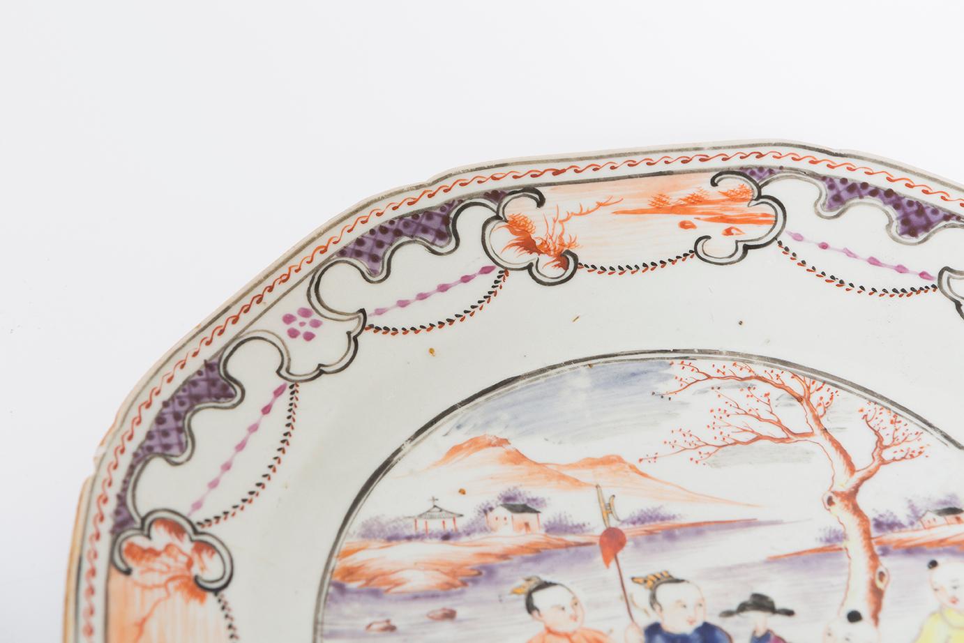 Porcelain 19th Century Pair of Chinese Export Plates For Sale