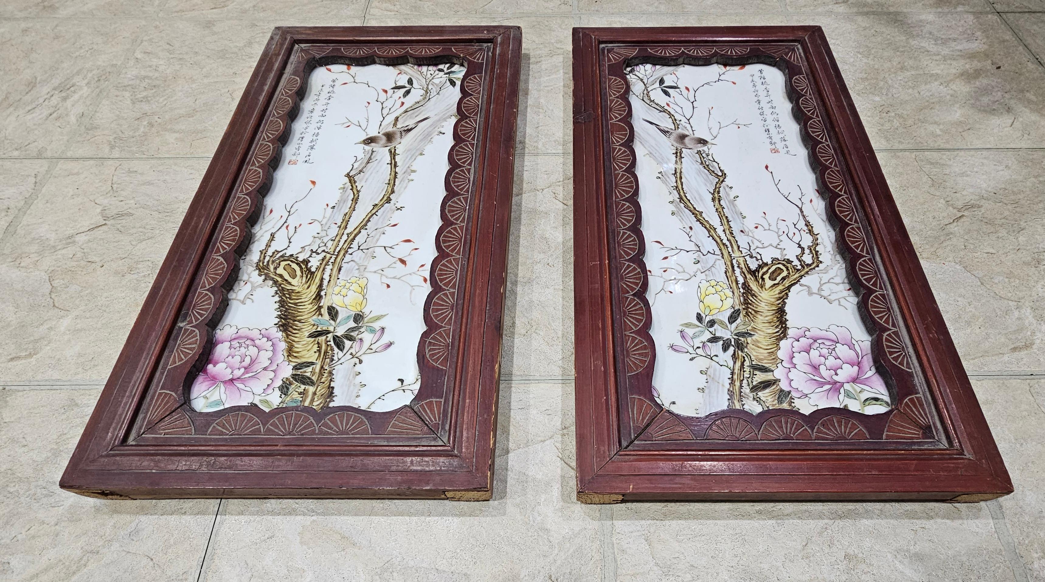 Paar chinesische Famille-Rose-Porzellanplaketten aus dem 19. Jahrhundert mit geschnitzten Holzrahmen im Angebot 3