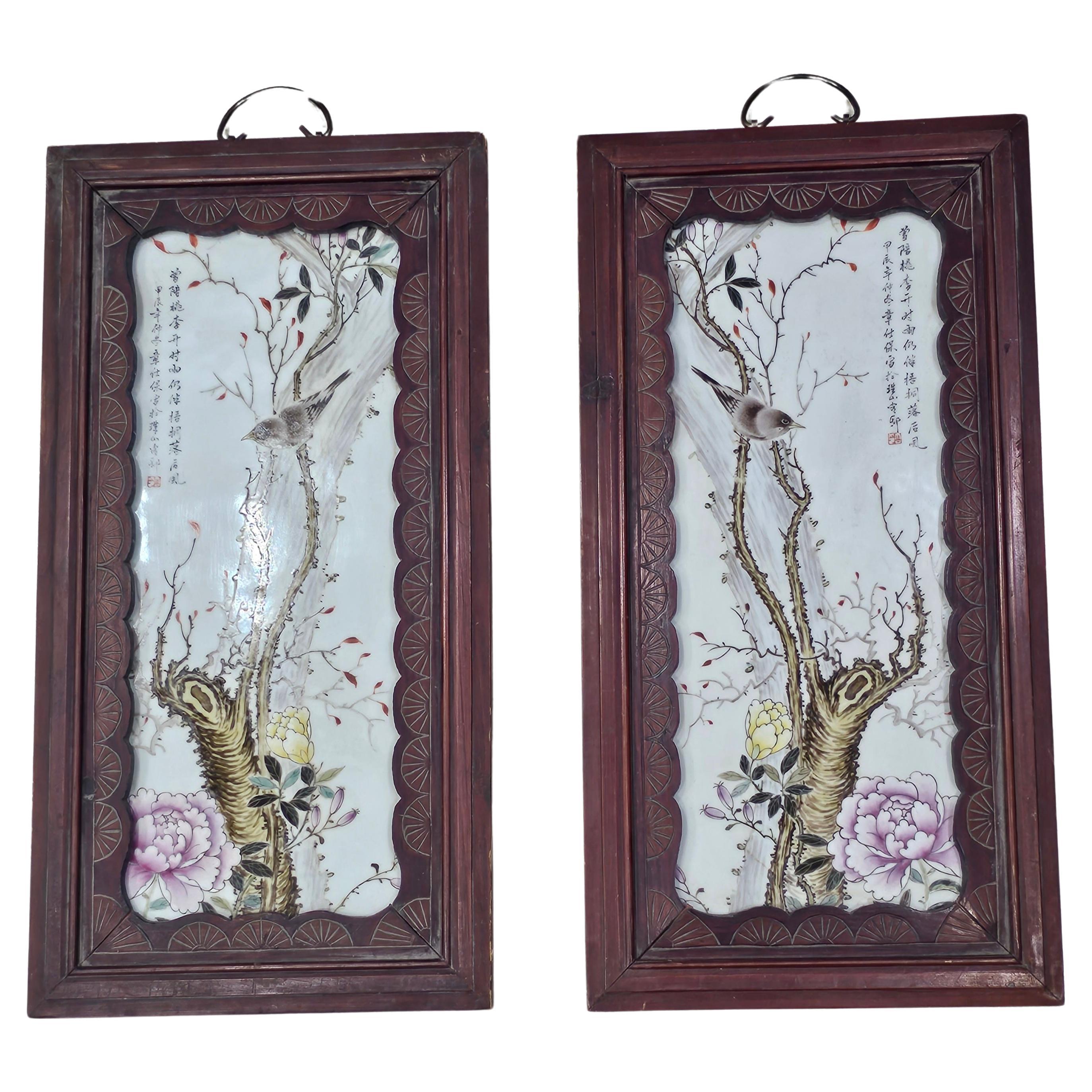 Paar chinesische Famille-Rose-Porzellanplaketten aus dem 19. Jahrhundert mit geschnitzten Holzrahmen im Angebot
