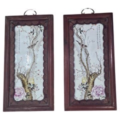 Paar chinesische Famille-Rose-Porzellanplaketten aus dem 19. Jahrhundert mit geschnitzten Holzrahmen