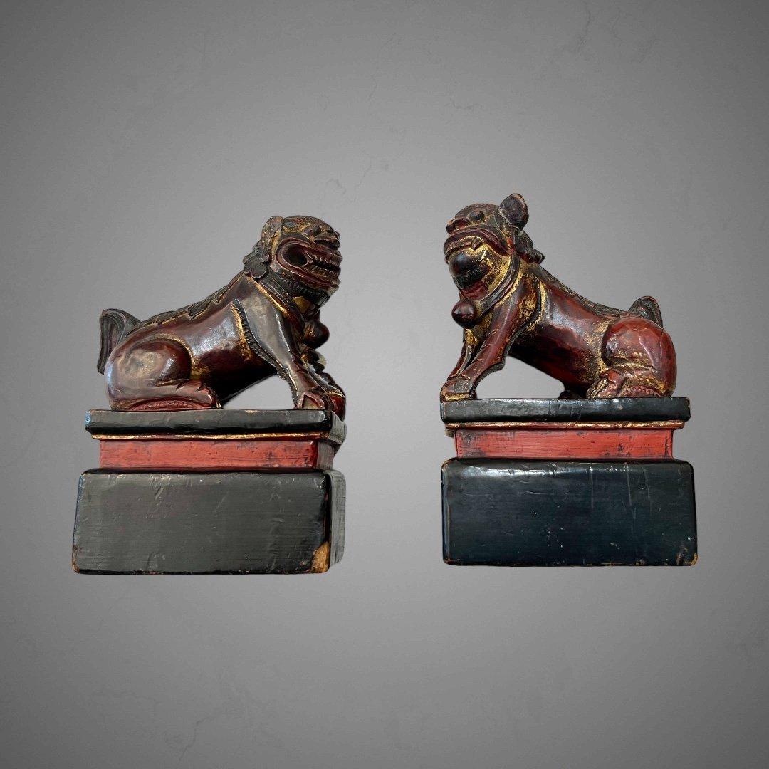 We present you with this stunning pair of statues representing Chinese guardian lions, also known as lions of Fo, made in red and gold lacquer and painted wood. Their origins date back to the late 19th century.

Chinese guardian lions or the lions