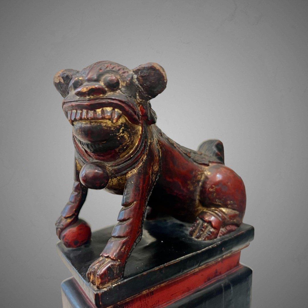 19th Century Pair of Chinese Guardian Lions in Red and Gold Lacquer  In Good Condition For Sale In NICE, FR