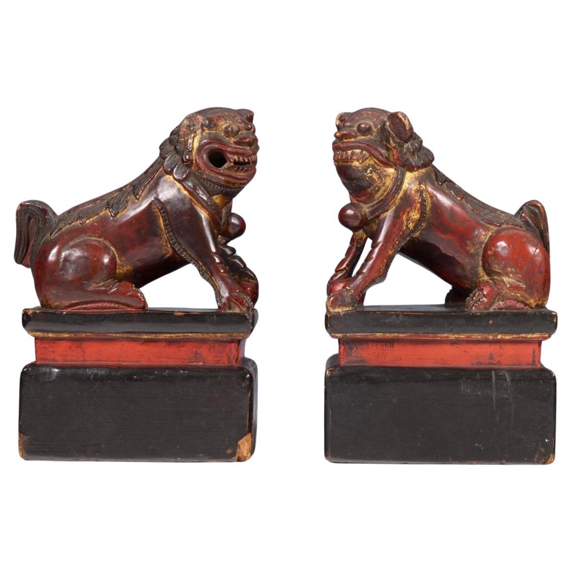 Paire de lions gardiens chinois en laque rouge et or du 19ème siècle 