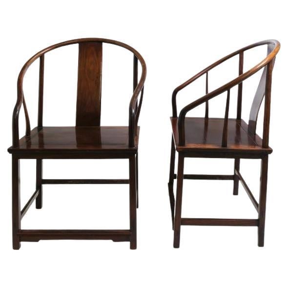 Paar chinesische „Hufschuh-Rückenstühle“ aus dem 19. Jahrhundert