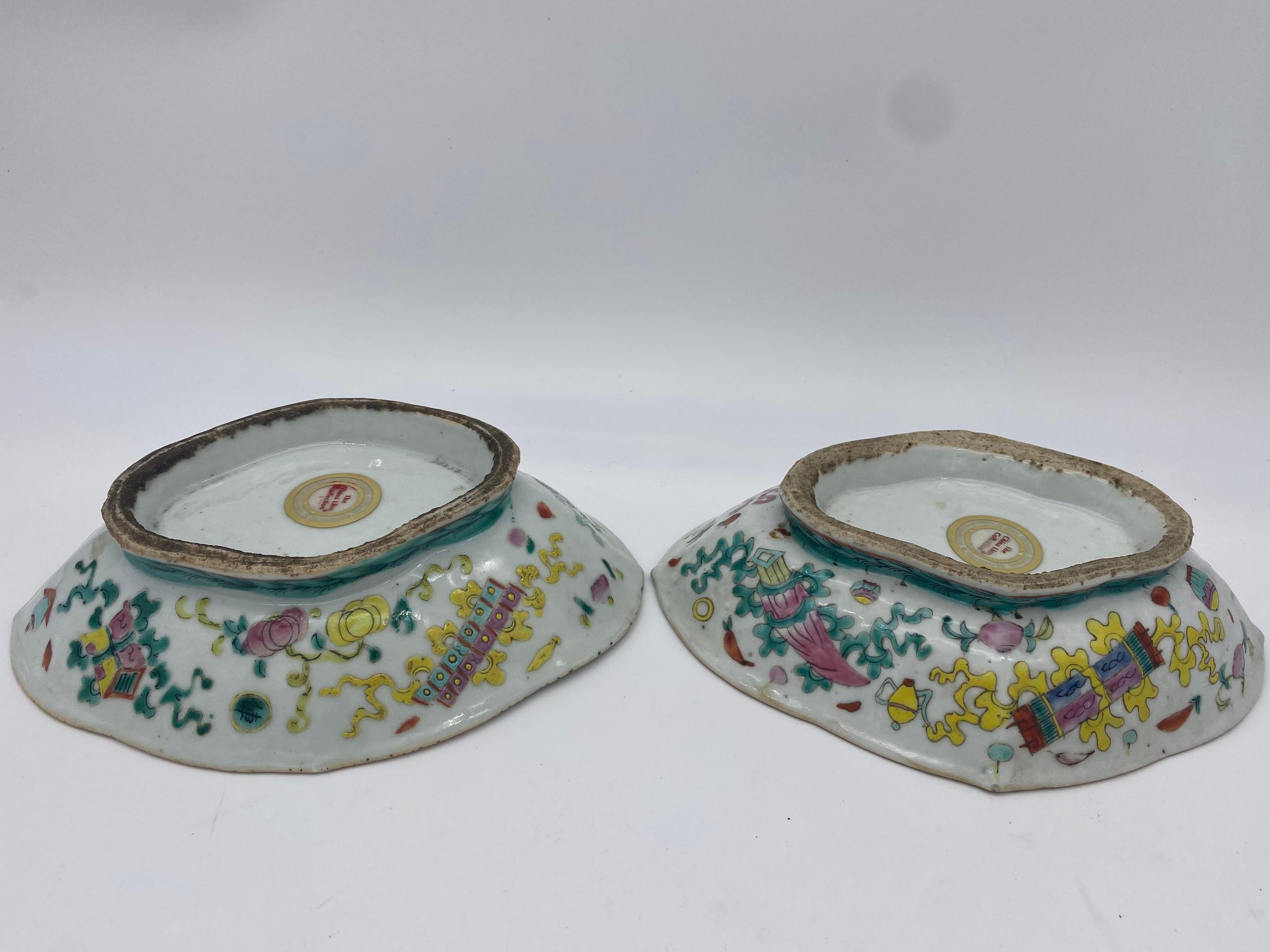 Paire de plats à fruits en porcelaine chinoise du 19ème siècle en vente 2