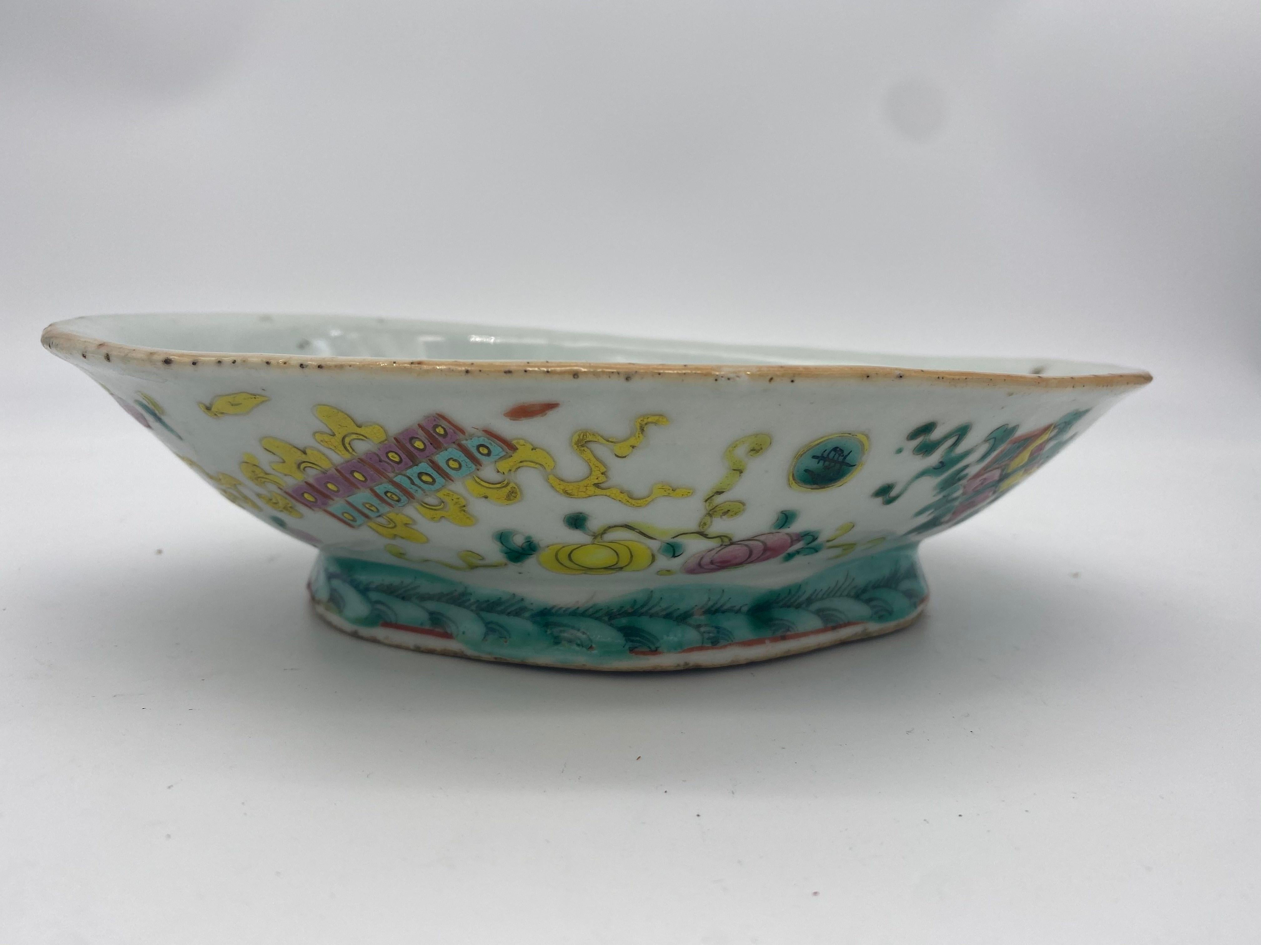 19e siècle : paire de grands plats à fruits en porcelaine chinoise avec de belles peintures à la main. Mesures : 8.5 x 6,25 x 2 pouces.