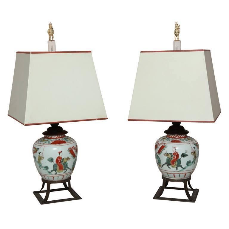 19th Century Pair of Chinese Porcelain Lamps on Patinated Metal Stands In Excellent Condition For Sale In New York, NY