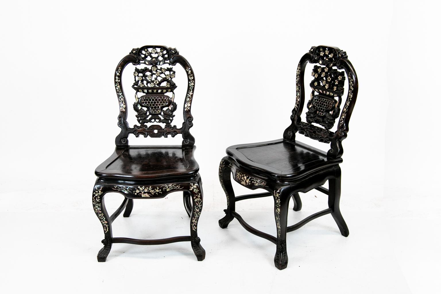 Paar chinesische Stühle aus Rosenholz mit Perlmutt-Intarsien aus dem 19. Jahrhundert (Mittleres 19. Jahrhundert) im Angebot