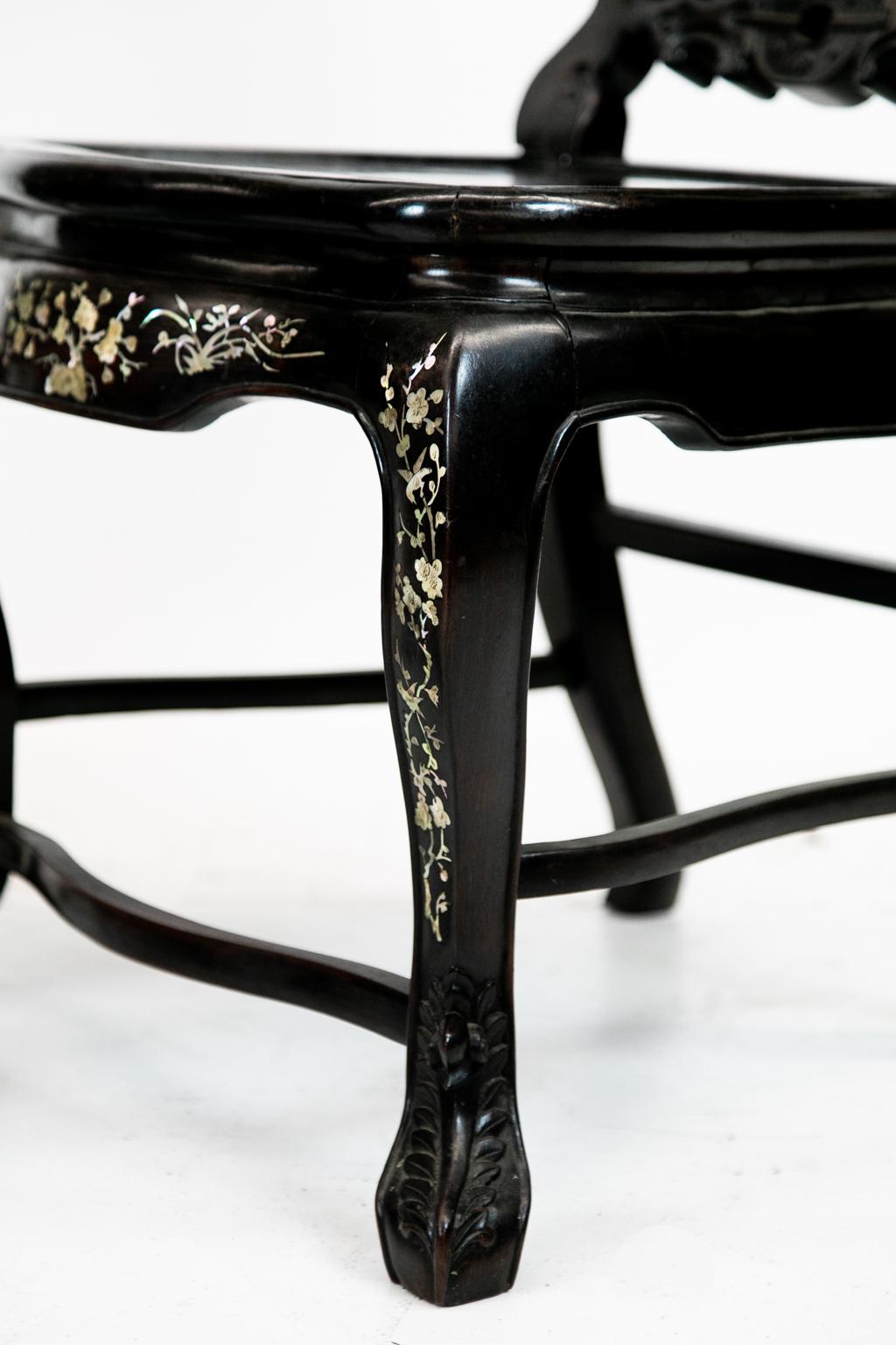 Paar chinesische Stühle aus Rosenholz mit Perlmutt-Intarsien aus dem 19. Jahrhundert (Holz) im Angebot
