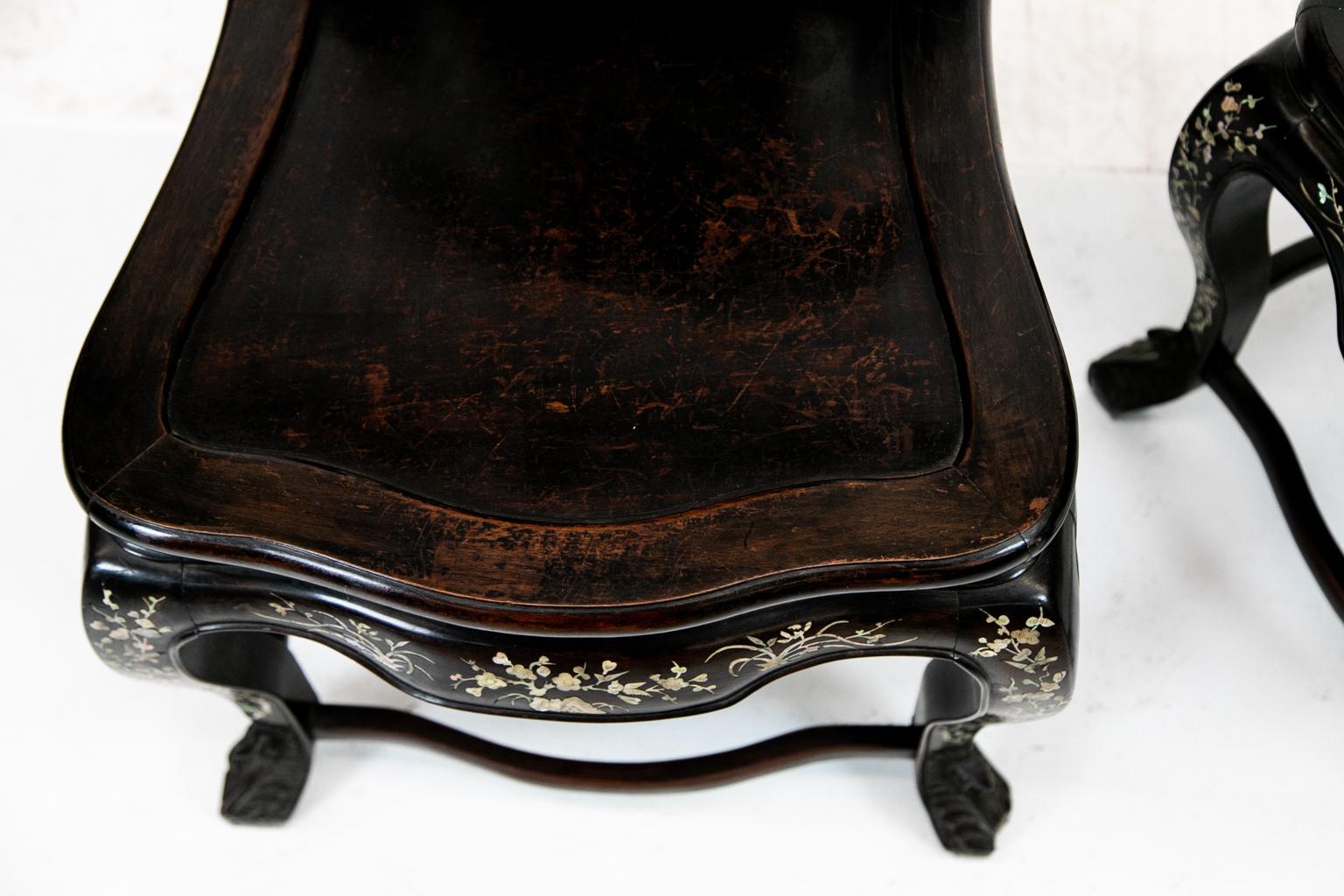 Paar chinesische Stühle aus Rosenholz mit Perlmutt-Intarsien aus dem 19. Jahrhundert im Angebot 1