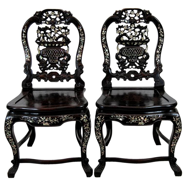Paire de chaises chinoises en bois de rose incrustées de nacre du 19ème siècle