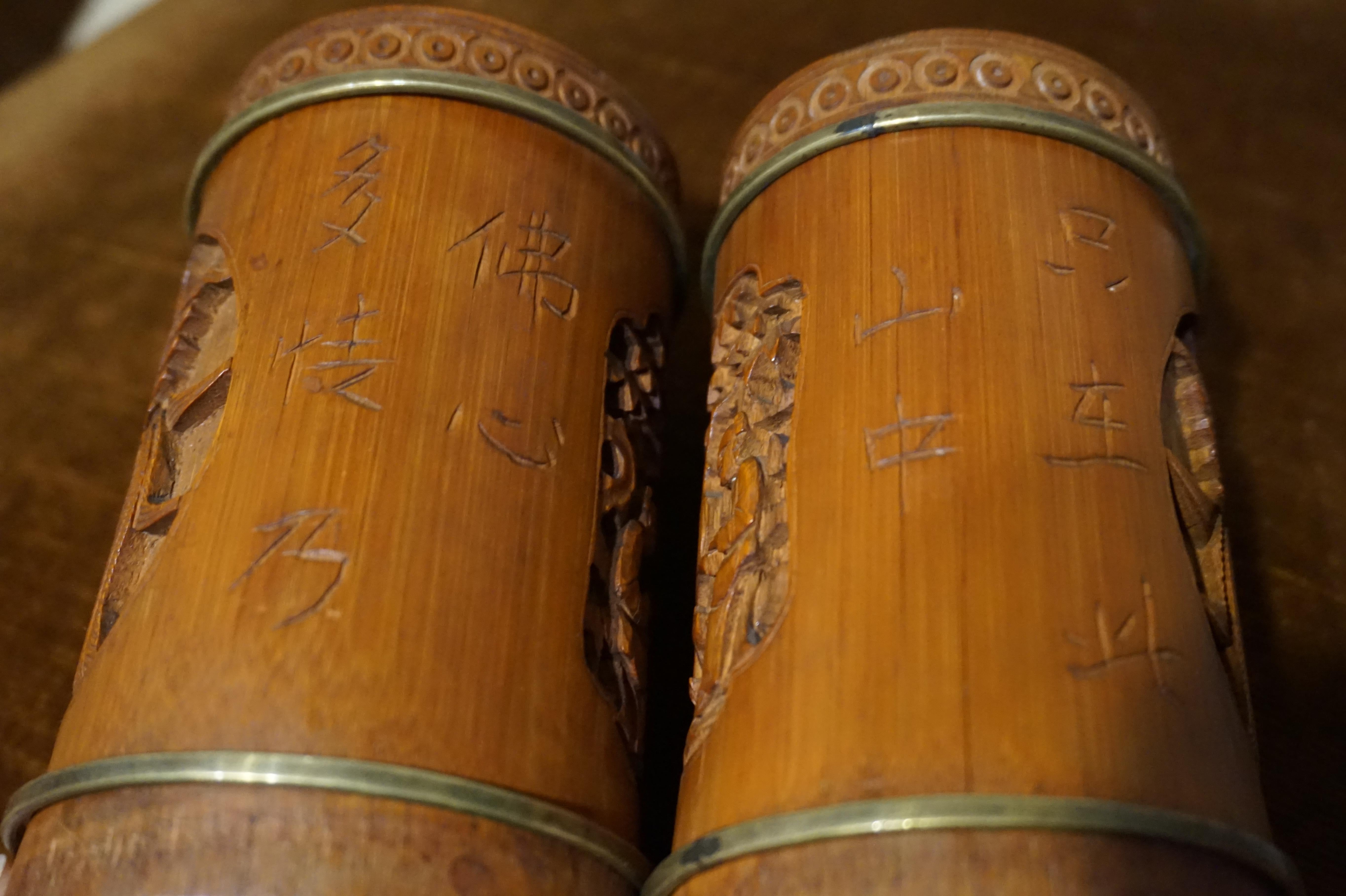 Paar geschnitzte Bambus-Bürstenöpfe für chinesische Gelehrten aus Messing, 19. Jahrhundert (Spätes 19. Jahrhundert) im Angebot