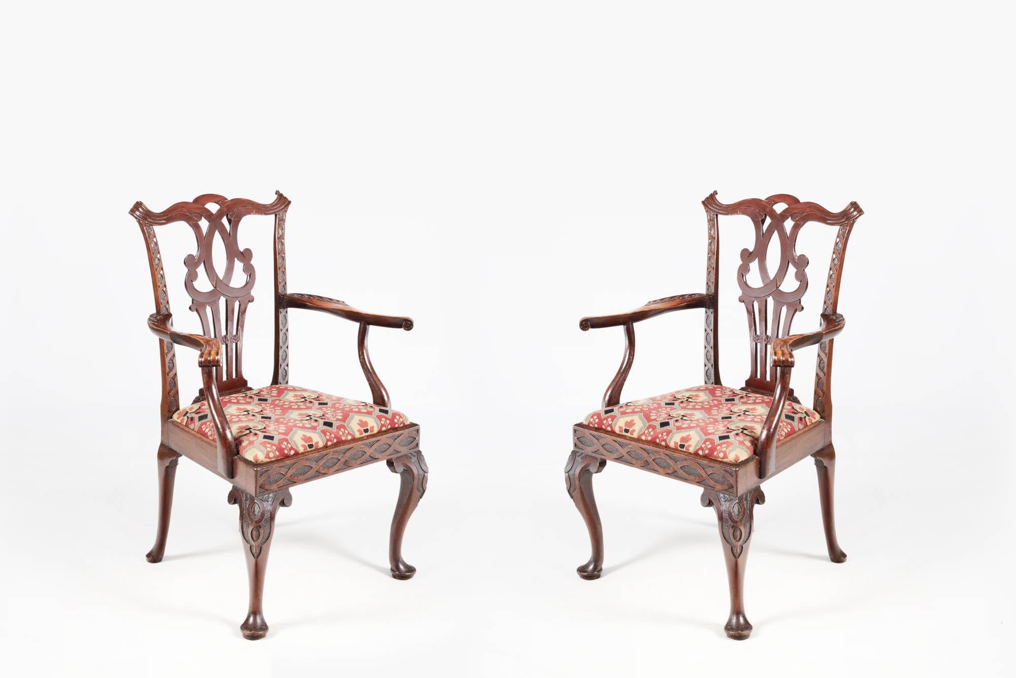 English 19th Century Pair of Chippendale Carver Chairs For Sale