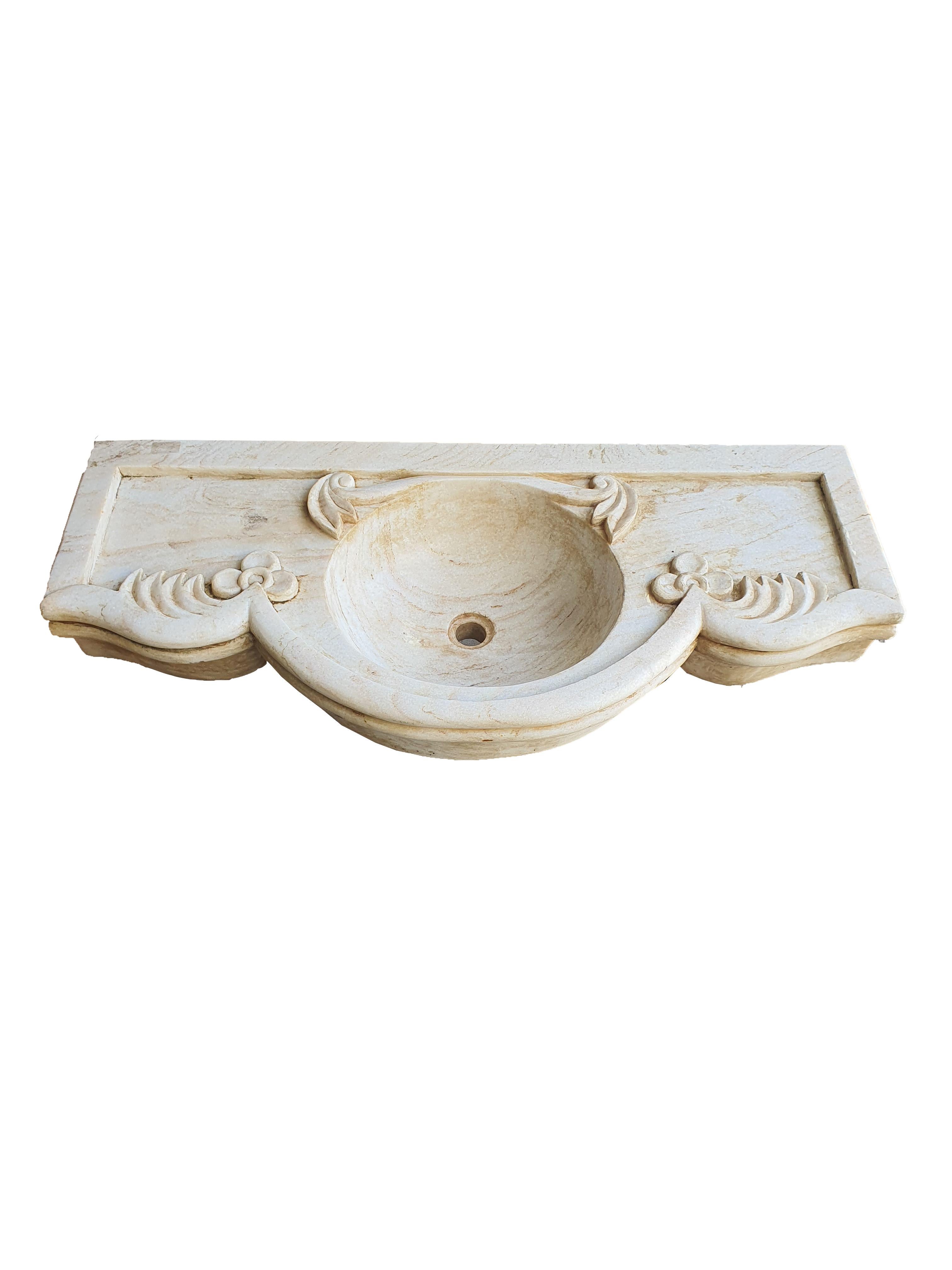 Splendid pair of classic Italian sink, made from a single block of white Carrara marble. Classic designs and movements that never go out of fashion, used since the times of the ancient Greeks and Romans.