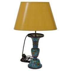 Paar Cloisonnè-Vasen aus dem 19. Jahrhundert mit später gearbeiteter Elektrifizierung