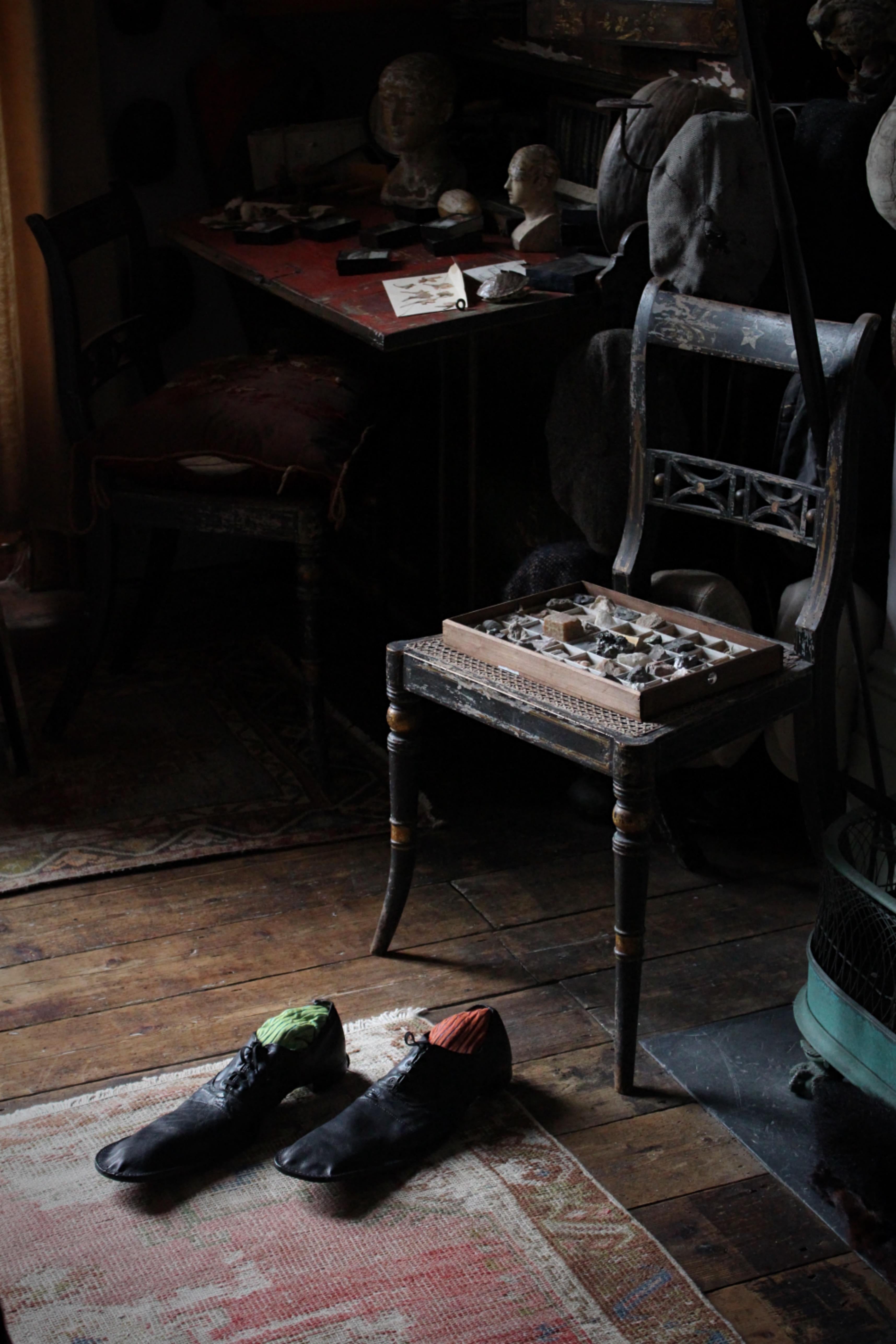 Un paio di scarpe allungate da clown che ballano il tip tap, con tomaia e suola in pelle e tacchi in metallo. Le scarpe sono accompagnate da un'ampia serie di documenti legati a Dan Leno. Per fama, le scarpe sono state acquistate a Tawkesbury dalla