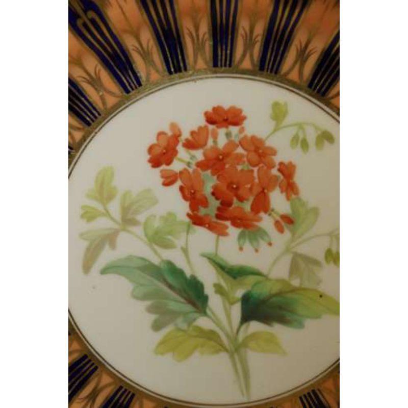 Une belle paire d'assiettes de cabinet de Coalport attribuée à Thomas Dickson

Cette superbe paire d'assiettes de cabinet Coalport a des centres blancs délicatement peints à la main avec des fleurs autour desquelles se trouve une bordure pêche