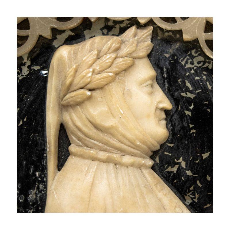 Coppia di scrivanie del XIX secolo con ritratti di Petrarca e Leonardo in alabastro In condizioni ottime in vendita a Milan, IT
