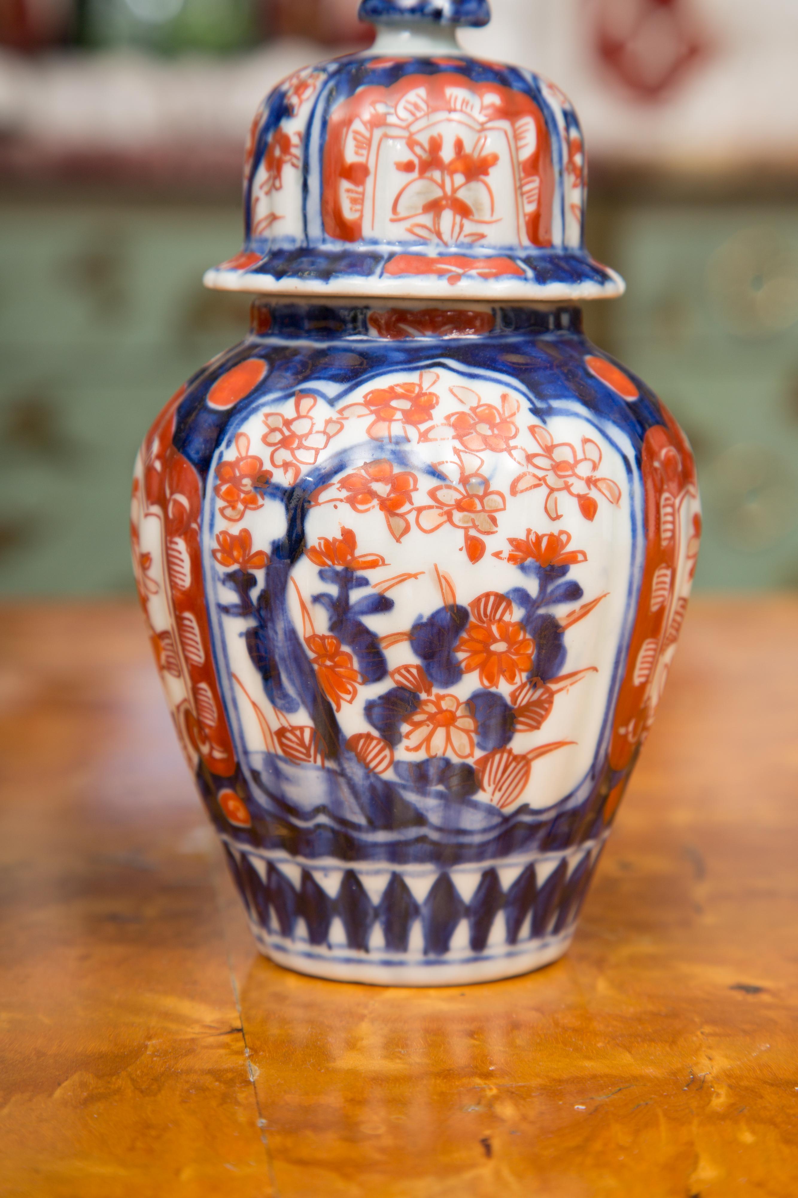 19th Century Pair of Diminutive Imari Lidded Urns In Good Condition For Sale In WEST PALM BEACH, FL