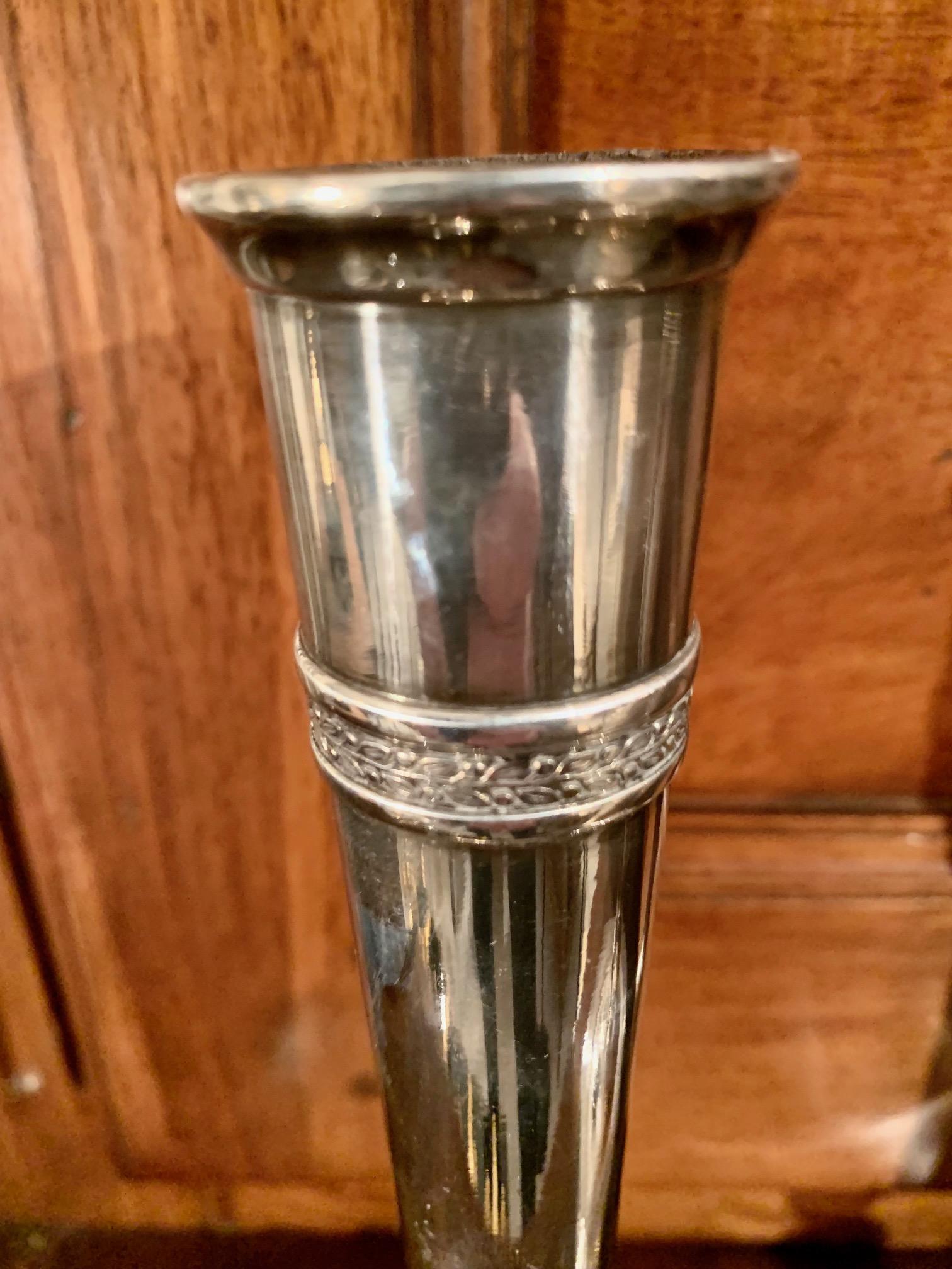 Paar Directoire-Silber-Metallschranks aus dem 19. Jahrhundert
 Directoire-Kerzenständer aus Bronze im Angebot 1