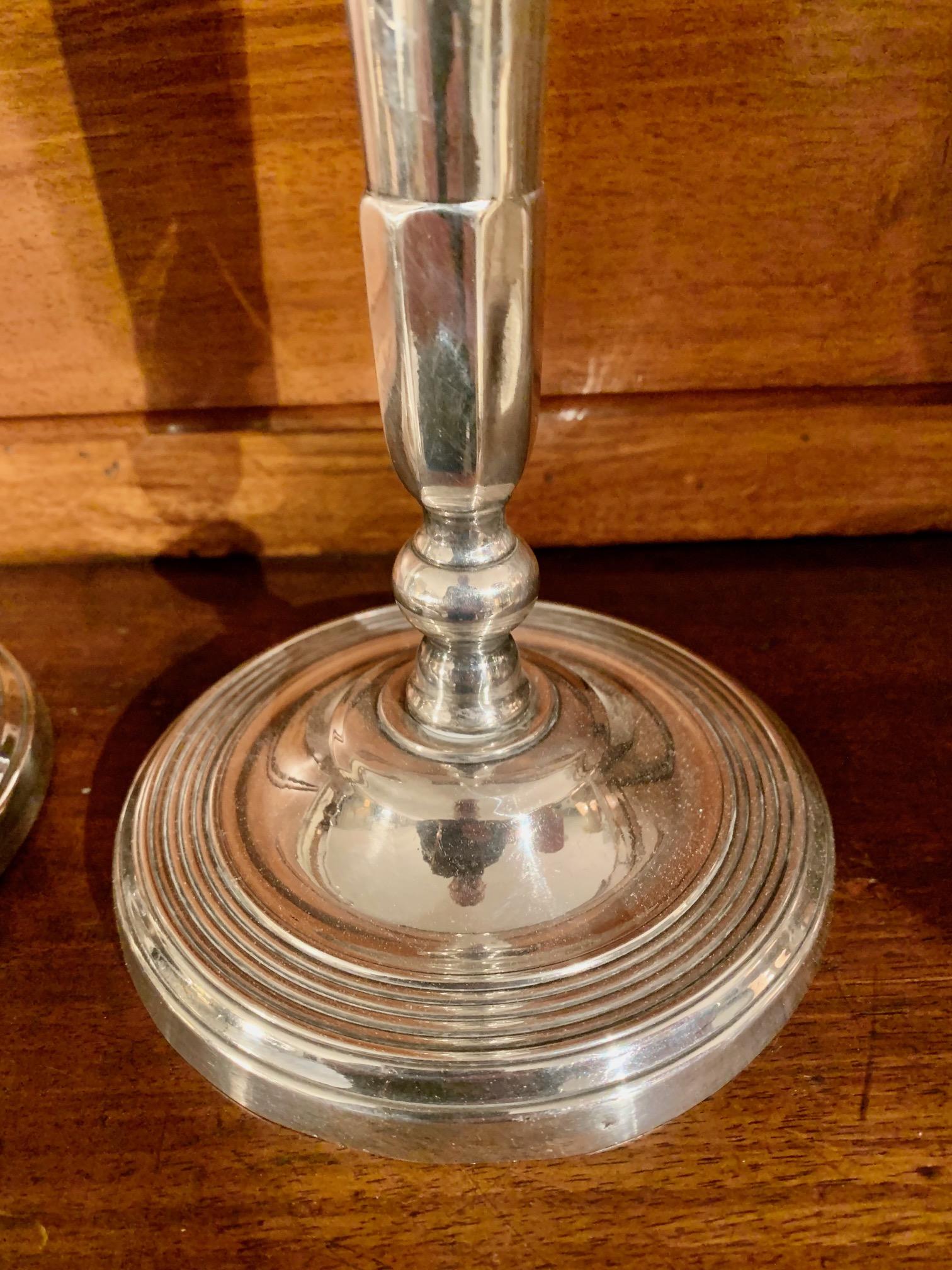 Paar Directoire-Silber-Metallschranks aus dem 19. Jahrhundert
 Directoire-Kerzenständer aus Bronze im Angebot 2