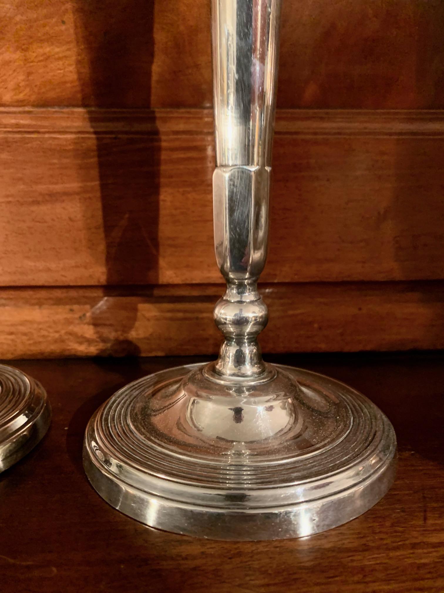 Paar Directoire-Silber-Metallschranks aus dem 19. Jahrhundert
 Directoire-Kerzenständer aus Bronze im Angebot 3
