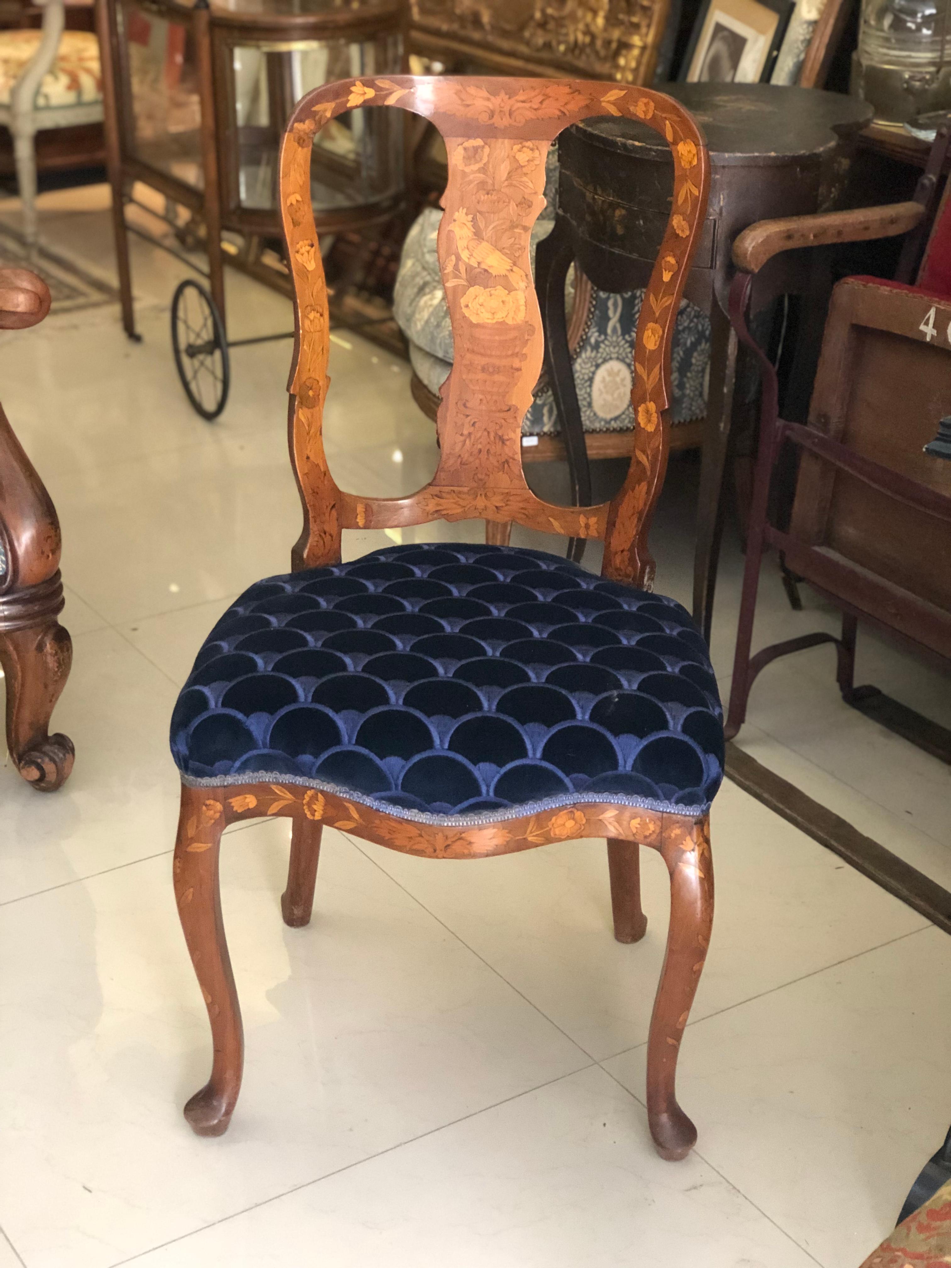 Pair of inlaid wood chairs with flower motifs, birds and vases
flowery, arched feet. Blue velvet trim with scales. Dutch work of the nineteenth century. Very good condition.