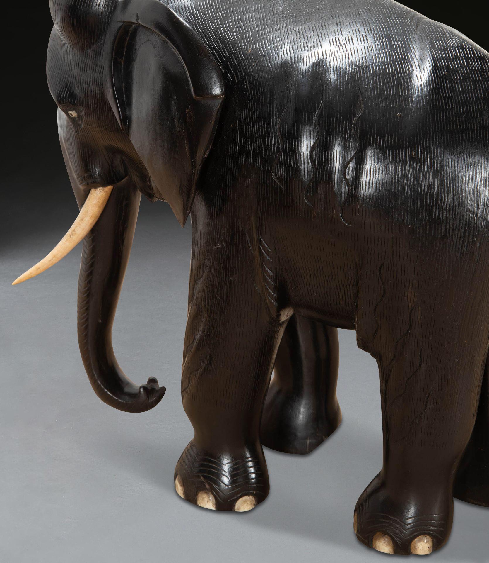 Paire d'éléphants en ébène du 19ème siècle en vente 6