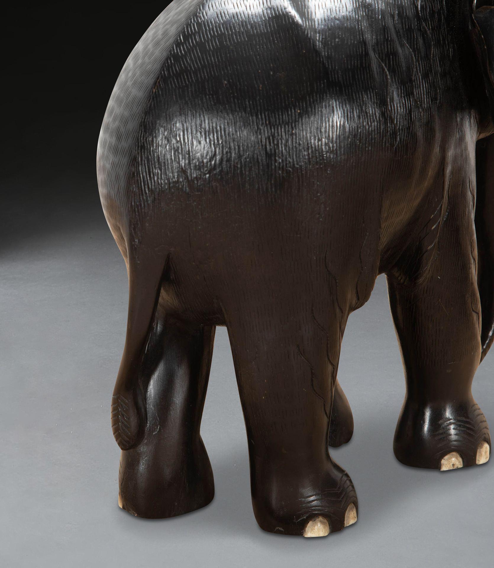 Paire d'éléphants en ébène du 19ème siècle en vente 7