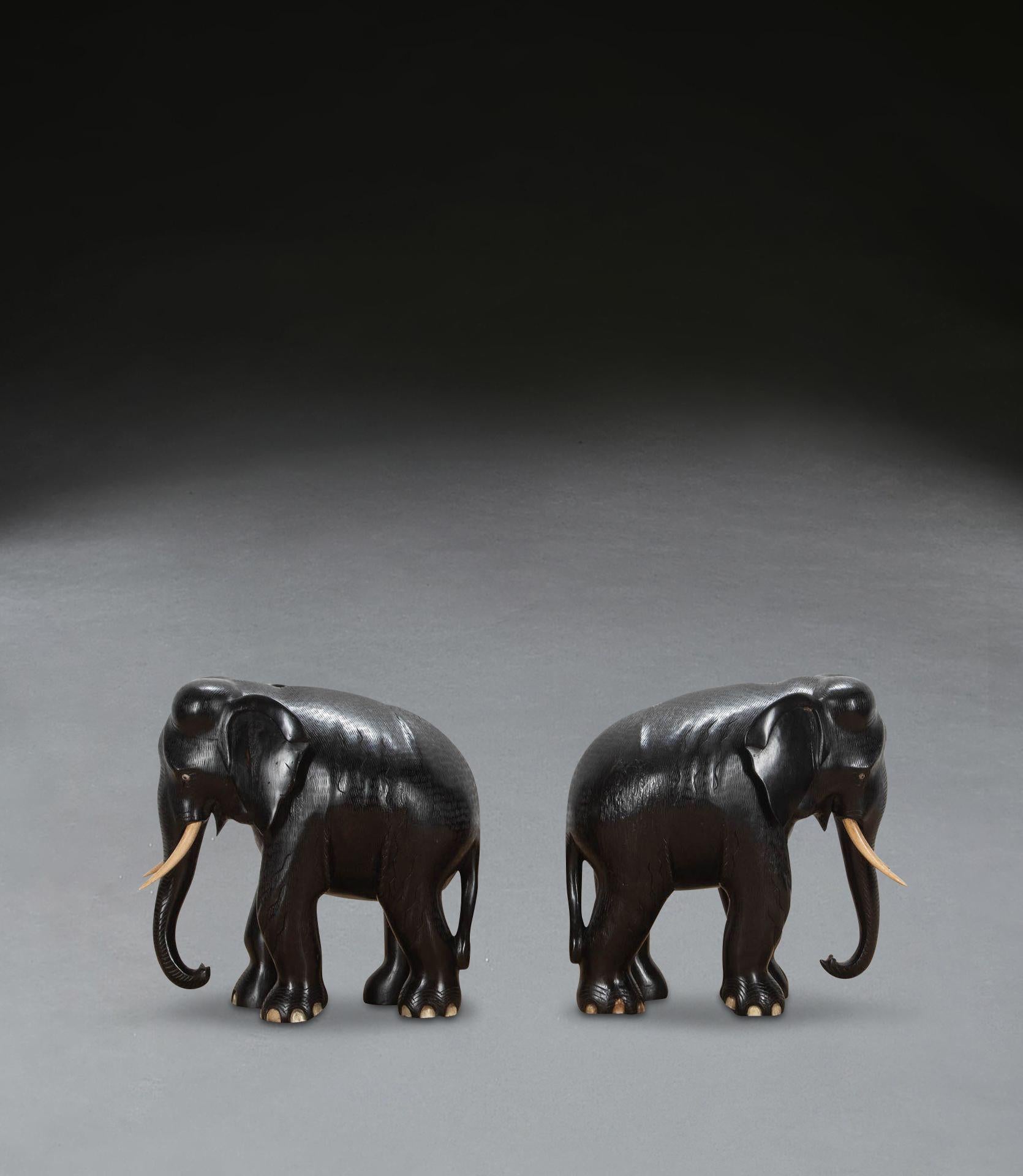 Anglo-indien Paire d'éléphants en ébène du 19ème siècle en vente