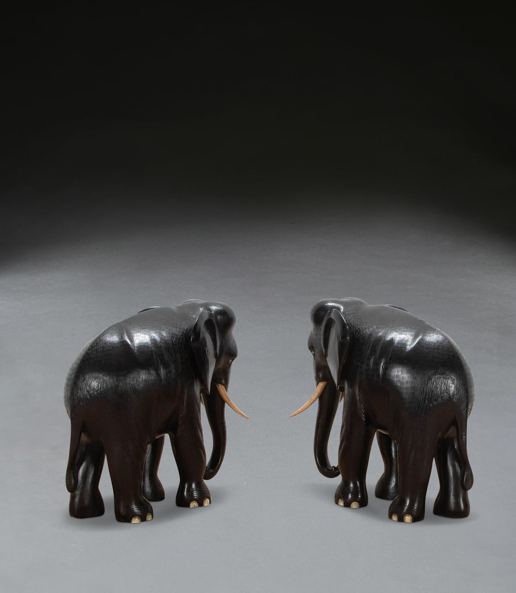 Indien Paire d'éléphants en ébène du 19ème siècle en vente