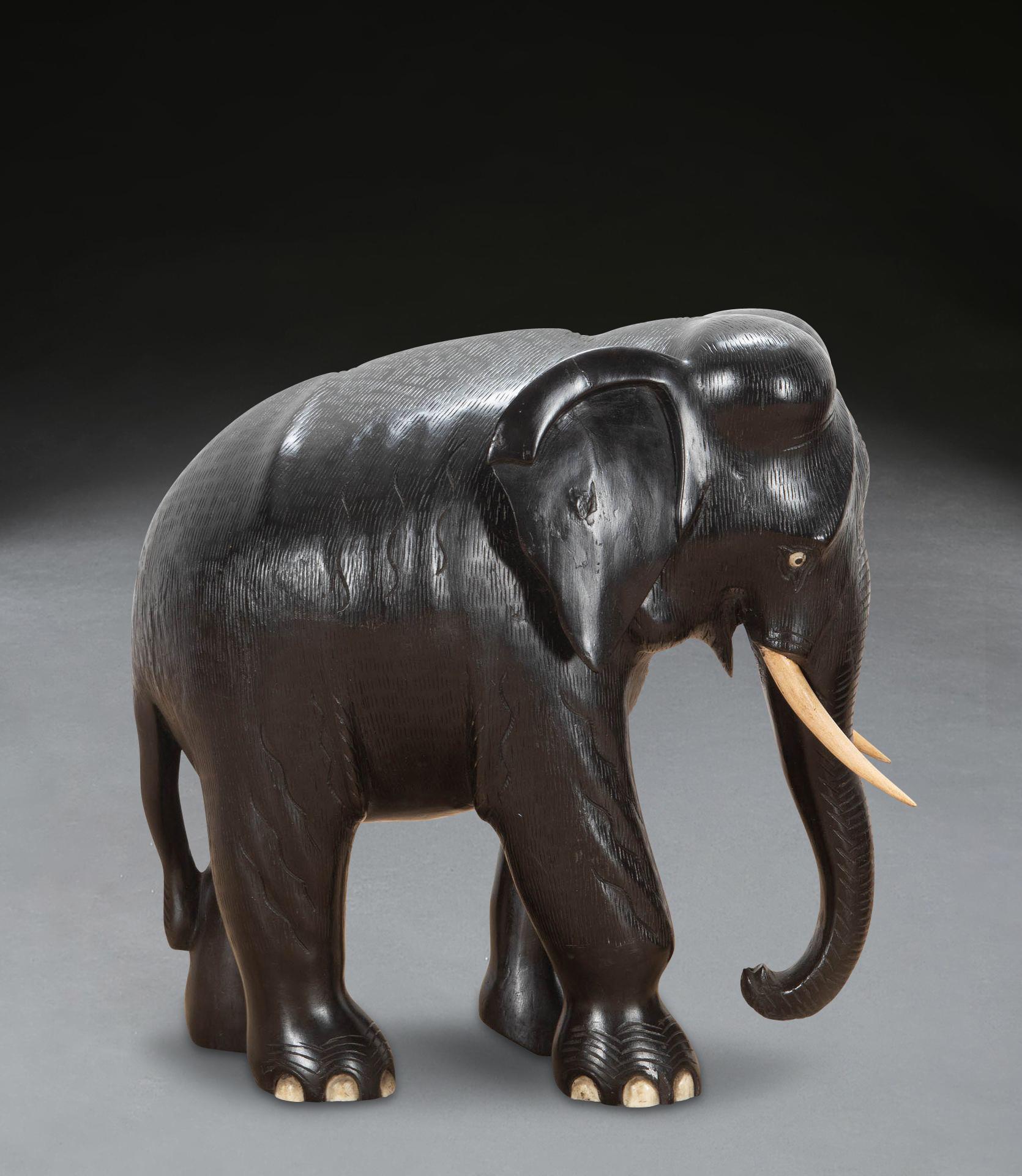 Sculpté Paire d'éléphants en ébène du 19ème siècle en vente