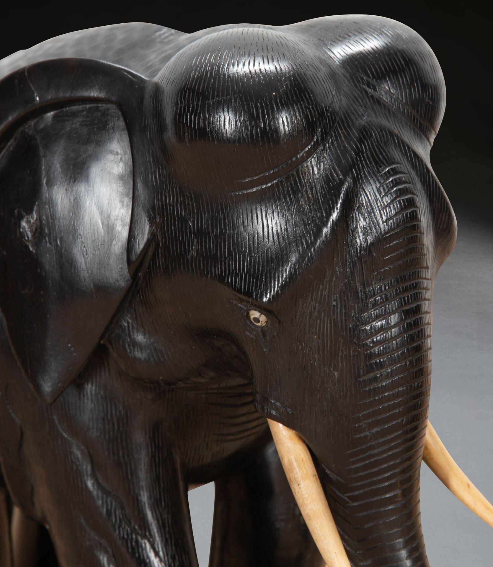Fin du XIXe siècle Paire d'éléphants en ébène du 19ème siècle en vente